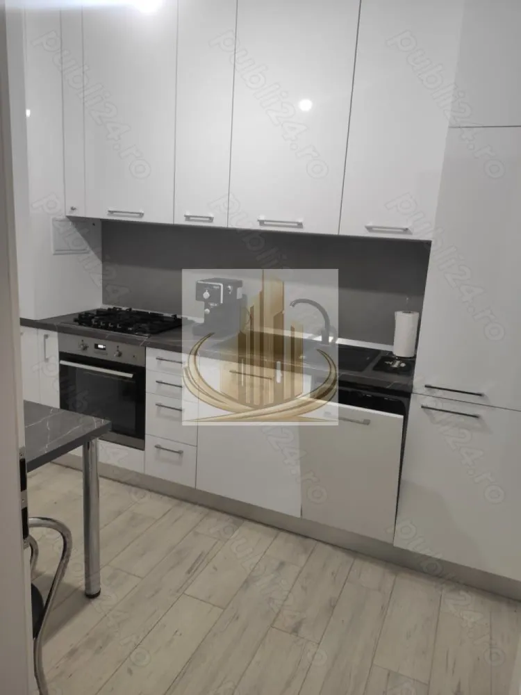 Ap cu 2 cam și curte proprie de 115 mp, Giroc | Bloc nou | Investitie - Echipa Grand Mobilis Imobiliare vă propune spre vânzare o proprietate cu adevărat specială, un apartament care reușește să combine perfect confortul unui apartament modern cu intimitatea și atmosfera unei case, datorită curții proprii generoase și amenajării atent gândite.

Situat la parterul unui imobil nou construit în anul 2022, apartamentul impresionează prin designul contemporan, finisajele premium și atenția la detalii, fiecare spațiu fiind amenajat cu materiale de calitate și mult bun gust.

Locuința este decomandată și beneficiază de o compartimentare extrem de practică și echilibrată:

hol generos de acces;
living luminos și primitor;
bucătărie închisă, separată;
dormitor spațios;
baie modern amenajată.

Încă de la intrare, apartamentul transmite senzația unui spațiu elegant, cald și aerisit, ideal pentru cei care își doresc un cămin modern, gata de mutare imediată. Proprietatea se vinde complet mobilată și utilată, exact cum se prezintă.

Confortul termic este asigurat prin intermediul centralei proprii și al încălzirii în pardoseală, oferind un plus de confort și eficiență energetică.

Elementul care transformă această proprietate într-una rară pe piață este curtea proprie de aproximativ 115 mp, amenajată cu atenție pentru a crea un adevărat spațiu de relaxare privat. Curtea este frumos întreținută și dispune de:

gazon;
plante ornamentale;
pietriș decorativ;
pavaj;
zone ideale pentru relaxare și petrecerea timpului în aer liber.

În plus, în curte regăsim și o căsuță cu utilități trase, perfectă pentru depozitare, hobby sau amenajarea unui spațiu suplimentar multifuncțional.

Proprietatea beneficiază și de 2 locuri de parcare înscrise în CF, un avantaj extrem de important pentru confortul cotidian.

Un alt aspect rar întâlnit este faptul că accesul în apartament se poate face atât prin interiorul blocului, cât și direct din curtea proprie, oferind intimitate și senzația autentică de locuință tip casă.

Poziționarea completează perfect această proprietate:

zonă liniștită și aerisită;
magazine, restaurante și cafenele în apropiere;
școală, grădiniță, creșă și liceu;
mijloace de transport în comun;
acces rapid către principalele artere ale orașului;
centura ocolitoare la aproximativ 10-12 minute distanță.

Acest apartament este alegerea ideală pentru o familie sau un cuplu care își dorește mai mult decât o simplă locuință — un spațiu modern, elegant și intim, unde confortul interior se îmbină perfect cu avantajele unei curți generoase.

Totodată, proprietatea reprezintă și o oportunitate excelentă de investiție, datorită cererii ridicate pentru închiriere în zonă și a caracteristicilor rare pe care le oferă. 

Pentru mai multe detali sau programarea unei vizionari, echipa Grand Mobilis Imobiliare va sta la dispozitie! 
ID Intern: CP3106818