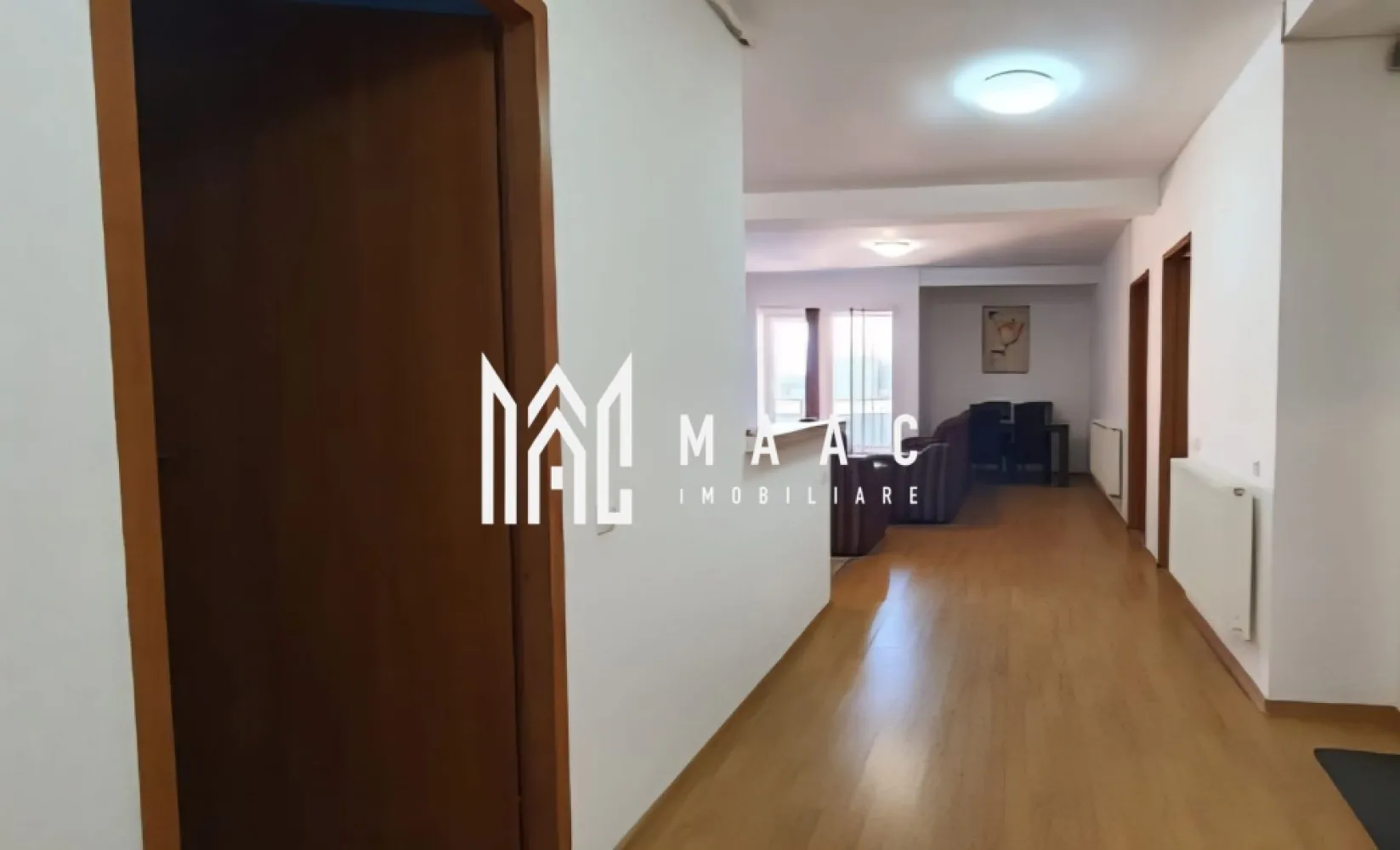 Apartament 3 camere | 87MPU | 2 Balcoane | Central - De vânzare apartament situat în zona centrală, cu o suprafață de 87 metri pătrați. Apartamentul dispune de: - 3 camere (inclusiv un living mare) - Hol generos - 2 dormitoare - 2 balcoane - 2 bai spațioase Este nou renovat, complet mobilat și utilat, având toate electrocasnicele necesare, inclusiv: - Plită - Cuptor - Combina frigorifică - Mașină de spălat rufe Apartamentul se află într-o locație centrală, foarte aproape de școli, centre comerciale, grădinițe și alte facilități. Pentru mai multe detalii precizati telefonic ca ati vazut anuntul cu ID CP2881336 }}