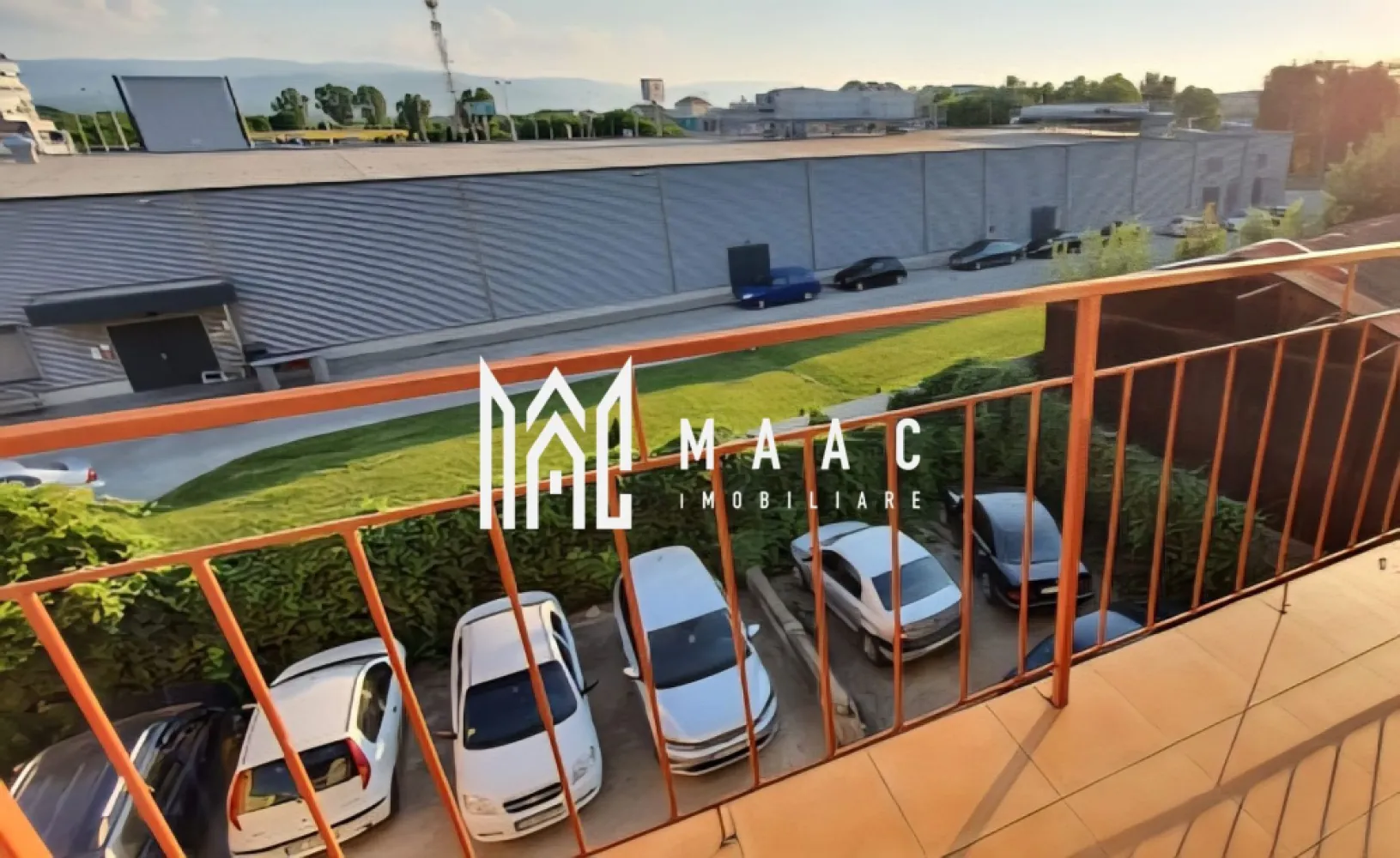 Apartament 3 camere | 87MPU | 2 Balcoane | Central - De vânzare apartament situat în zona centrală, cu o suprafață de 87 metri pătrați. Apartamentul dispune de: - 3 camere (inclusiv un living mare) - Hol generos - 2 dormitoare - 2 balcoane - 2 bai spațioase Este nou renovat, complet mobilat și utilat, având toate electrocasnicele necesare, inclusiv: - Plită - Cuptor - Combina frigorifică - Mașină de spălat rufe Apartamentul se află într-o locație centrală, foarte aproape de școli, centre comerciale, grădinițe și alte facilități. Pentru mai multe detalii precizati telefonic ca ati vazut anuntul cu ID CP2881336 }}