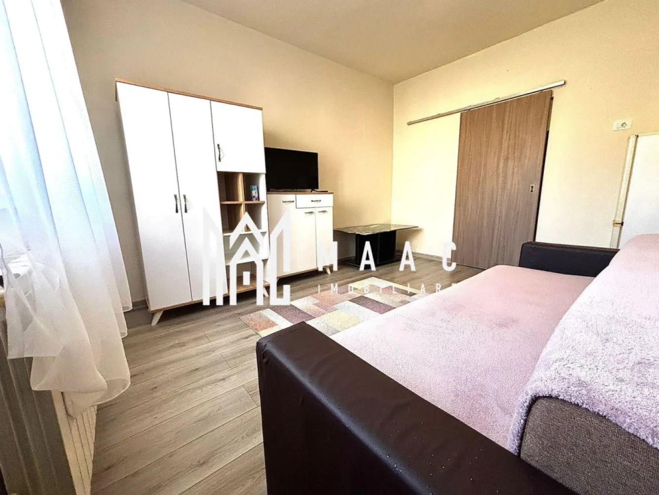 Garsonieră la Parter | Mobilată și Utilată | Investiție | Terezian - Maac Imobiliare prezintă spre vânzare o garsonieră situată în zona Terezian, la parter, cu o suprafață utilă de 22 mp, ideală atât pentru locuit, cât și pentru investiție.

Garsoniera este compartimentată practic în hol, bucătărie, baie și dormitor și se vinde complet mobilată și utilată.

Imobilul dispune de tâmplărie PVC cu geam termopan, parchet și centrală termică proprie. Baia este finisată cu gresie și faianță și este dotată cu cabină de duș, iar bucătăria este complet mobilată și utilată, fiind prevăzută cu mașină de spălat, plită și hotă.

Proprietatea reprezintă o alegere potrivită atât pentru închiriere, cât și pentru rezidență, fiind amplasată într-o zonă liniștită și bine cotată din cartierul Terezian, aproape de stații de autobuz, farmacii, magazine, școli și la distanță mică de centrul orașului.

Pentru mai multe informații și programarea unei vizionări, vă rugăm să menționați ID anunț: CP3117597.