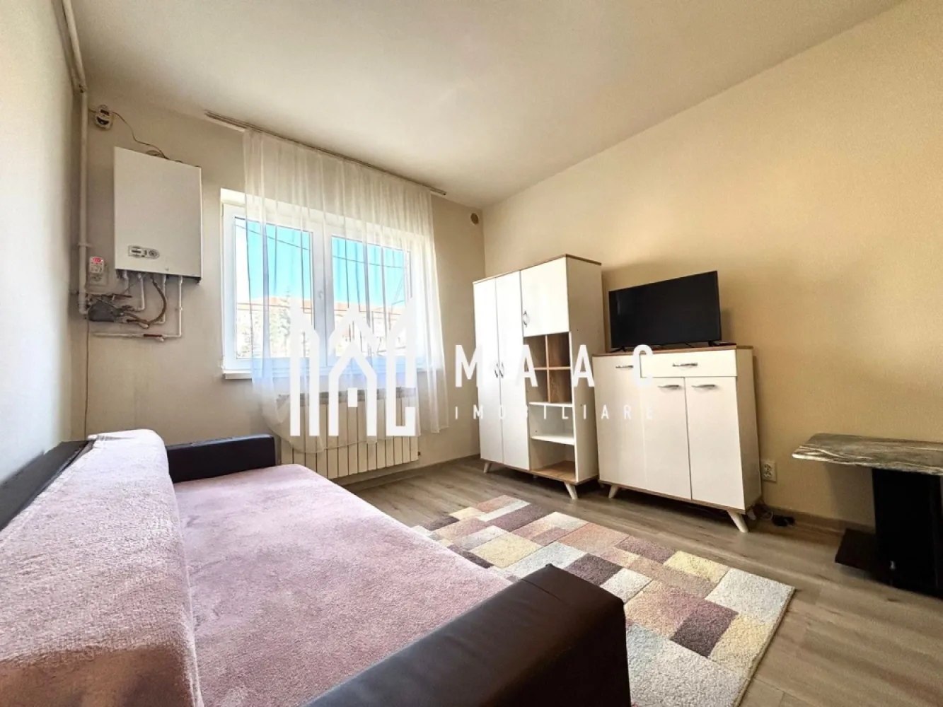 Garsonieră la Parter | Mobilată și Utilată | Investiție | Terezian - Maac Imobiliare prezintă spre vânzare o garsonieră situată în zona Terezian, la parter, cu o suprafață utilă de 22 mp, ideală atât pentru locuit, cât și pentru investiție.

Garsoniera este compartimentată practic în hol, bucătărie, baie și dormitor și se vinde complet mobilată și utilată.

Imobilul dispune de tâmplărie PVC cu geam termopan, parchet și centrală termică proprie. Baia este finisată cu gresie și faianță și este dotată cu cabină de duș, iar bucătăria este complet mobilată și utilată, fiind prevăzută cu mașină de spălat, plită și hotă.

Proprietatea reprezintă o alegere potrivită atât pentru închiriere, cât și pentru rezidență, fiind amplasată într-o zonă liniștită și bine cotată din cartierul Terezian, aproape de stații de autobuz, farmacii, magazine, școli și la distanță mică de centrul orașului.

Pentru mai multe informații și programarea unei vizionări, vă rugăm să menționați ID anunț: CP3117597.
