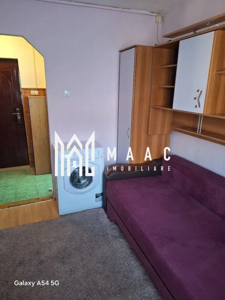 Garsoniera | Etaj 3 | Mobilata/Utilata | Stefan cel Mare - MAAC Imobiliare vă propune spre închiriere o garsonieră practică și eficient compartimentată, situată în Sibiu, in zona Ștefan cel Mare.

Detalii proprietate:
Suprafață utilă: 15 mp
Nivel: etaj 3/4 + mansardă
Disponibilitate: imediată

Compartimentare:
1 dormitor
1 bucătărie
1 baie

Dotări și beneficii:
Frigider
Mașină de spălat rufe
TV
Mobilată și utilată complet

Condiții de închiriere:
Se percepe o garanție echivalentă cu valoarea unei chirii lunare, achitată la semnarea contractului.
Nu se accepta animale de comapnie.

Proprietatea este ideală pentru o persoană care își dorește un spațiu eficient, ușor de întreținut, cu costuri reduse de utilizare și acces facil către oraș.

Pentru mai multe detalii sau pentru a programa o vizionare, va rugam specificati telefonic ID: CP3115618.