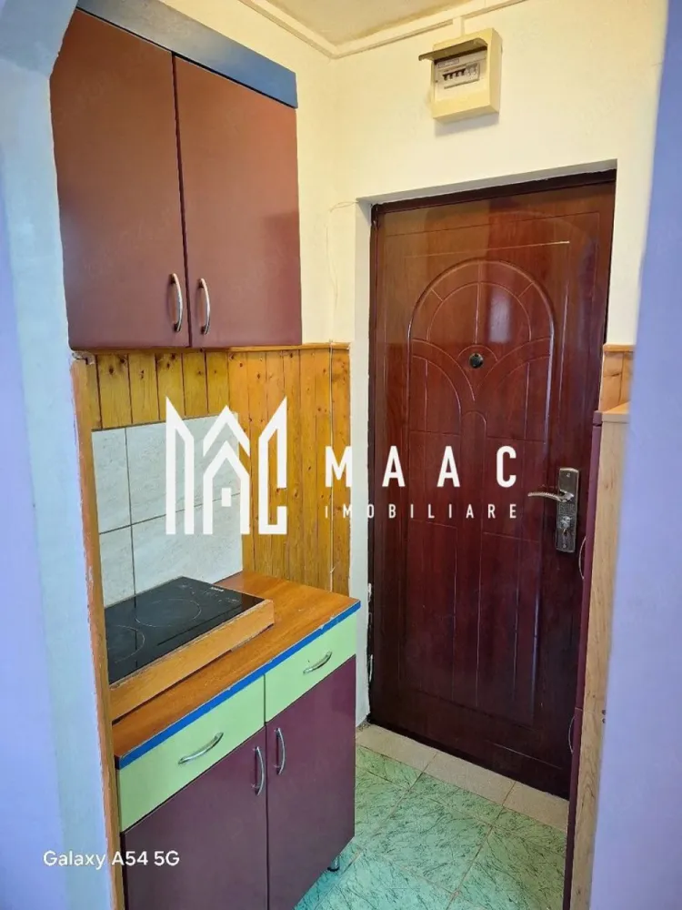 Garsoniera | Etaj 3 | Mobilata/Utilata | Stefan cel Mare - MAAC Imobiliare vă propune spre închiriere o garsonieră practică și eficient compartimentată, situată în Sibiu, in zona Ștefan cel Mare.

Detalii proprietate:
Suprafață utilă: 15 mp
Nivel: etaj 3/4 + mansardă
Disponibilitate: imediată

Compartimentare:
1 dormitor
1 bucătărie
1 baie

Dotări și beneficii:
Frigider
Mașină de spălat rufe
TV
Mobilată și utilată complet

Condiții de închiriere:
Se percepe o garanție echivalentă cu valoarea unei chirii lunare, achitată la semnarea contractului.
Nu se accepta animale de comapnie.

Proprietatea este ideală pentru o persoană care își dorește un spațiu eficient, ușor de întreținut, cu costuri reduse de utilizare și acces facil către oraș.

Pentru mai multe detalii sau pentru a programa o vizionare, va rugam specificati telefonic ID: CP3115618.