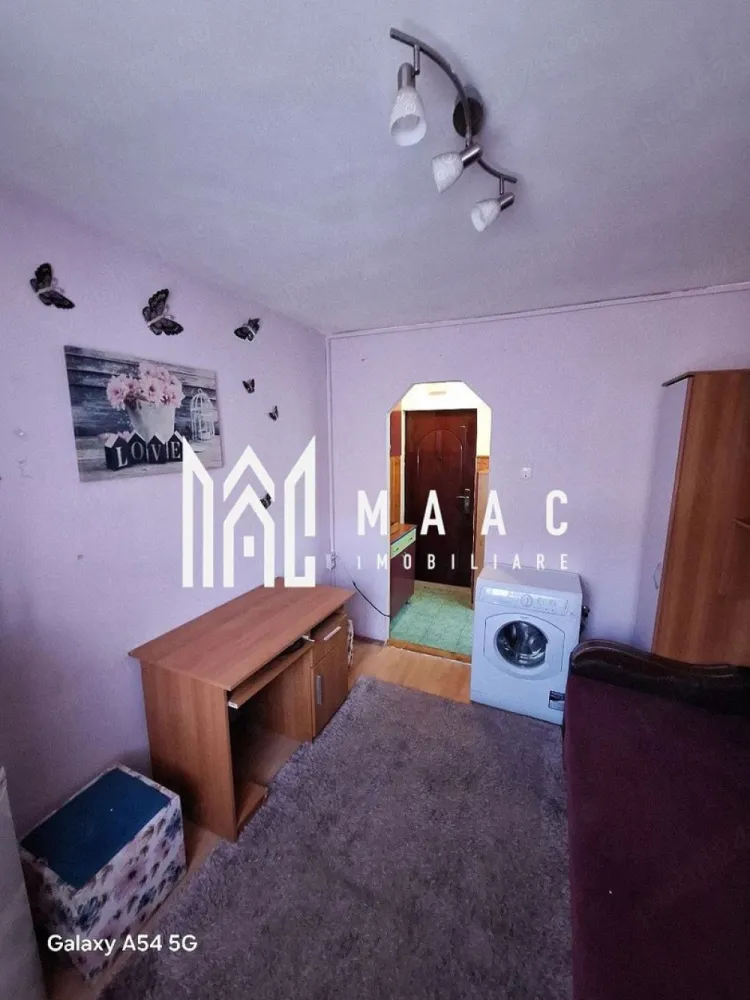 Garsoniera | Etaj 3 | Mobilata/Utilata | Stefan cel Mare - MAAC Imobiliare vă propune spre închiriere o garsonieră practică și eficient compartimentată, situată în Sibiu, in zona Ștefan cel Mare.

Detalii proprietate:
Suprafață utilă: 15 mp
Nivel: etaj 3/4 + mansardă
Disponibilitate: imediată

Compartimentare:
1 dormitor
1 bucătărie
1 baie

Dotări și beneficii:
Frigider
Mașină de spălat rufe
TV
Mobilată și utilată complet

Condiții de închiriere:
Se percepe o garanție echivalentă cu valoarea unei chirii lunare, achitată la semnarea contractului.
Nu se accepta animale de comapnie.

Proprietatea este ideală pentru o persoană care își dorește un spațiu eficient, ușor de întreținut, cu costuri reduse de utilizare și acces facil către oraș.

Pentru mai multe detalii sau pentru a programa o vizionare, va rugam specificati telefonic ID: CP3115618.