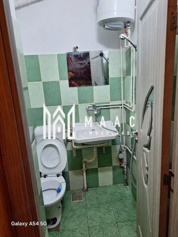 Garsoniera | Etaj 3 | Mobilata/Utilata | Stefan cel Mare - MAAC Imobiliare vă propune spre închiriere o garsonieră practică și eficient compartimentată, situată în Sibiu, in zona Ștefan cel Mare.

Detalii proprietate:
Suprafață utilă: 15 mp
Nivel: etaj 3/4 + mansardă
Disponibilitate: imediată

Compartimentare:
1 dormitor
1 bucătărie
1 baie

Dotări și beneficii:
Frigider
Mașină de spălat rufe
TV
Mobilată și utilată complet

Condiții de închiriere:
Se percepe o garanție echivalentă cu valoarea unei chirii lunare, achitată la semnarea contractului.
Nu se accepta animale de comapnie.

Proprietatea este ideală pentru o persoană care își dorește un spațiu eficient, ușor de întreținut, cu costuri reduse de utilizare și acces facil către oraș.

Pentru mai multe detalii sau pentru a programa o vizionare, va rugam specificati telefonic ID: CP3115618.