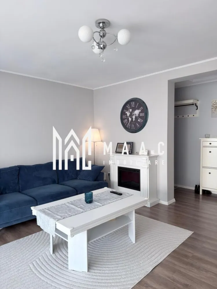 Apartament 3 camere I Etaj 2 I Terasă I Parcare I Șelimbăr - MAAC Imobiliare propune spre închiriere un apartament modern, situat la etajul 2 al unei vile din zona Unirii, Șelimbăr.

Caracteristici ale apartamentului:
Suprafață utilă: 77 mp
Terasă: 20 mp
Pod pe toată suprafața apartamentului, utilizabil pentru depozitare, cu acces din interior.

Compartimentare:
living cu acces către terasă,
bucătărie închisă,
2 dormitoare,
2 băi,
2 locuri de parcare.

Dotări și stare:
mobilat și utilat exact ca în fotografii.
include: aer condiționat, mașină de spălat vase etc.
încălzire în pardoseală cu centrală termică proprie.

Apartamentul este situat într-o zonă liniștită, ferită de trafic și agitație, într-o vilă modernă și bine întreținută.

Condiții de închiriere:
potrivit pentru o familie cu un copil sau părinți în devenire.
contract minim 1 an
preț: 650 euro/lună
garanție: 650 euro
nu se acceptă animale de companie.

Pentru mai multe detalii, contactați MAAC Imobiliare și menționați ID CP3096307.