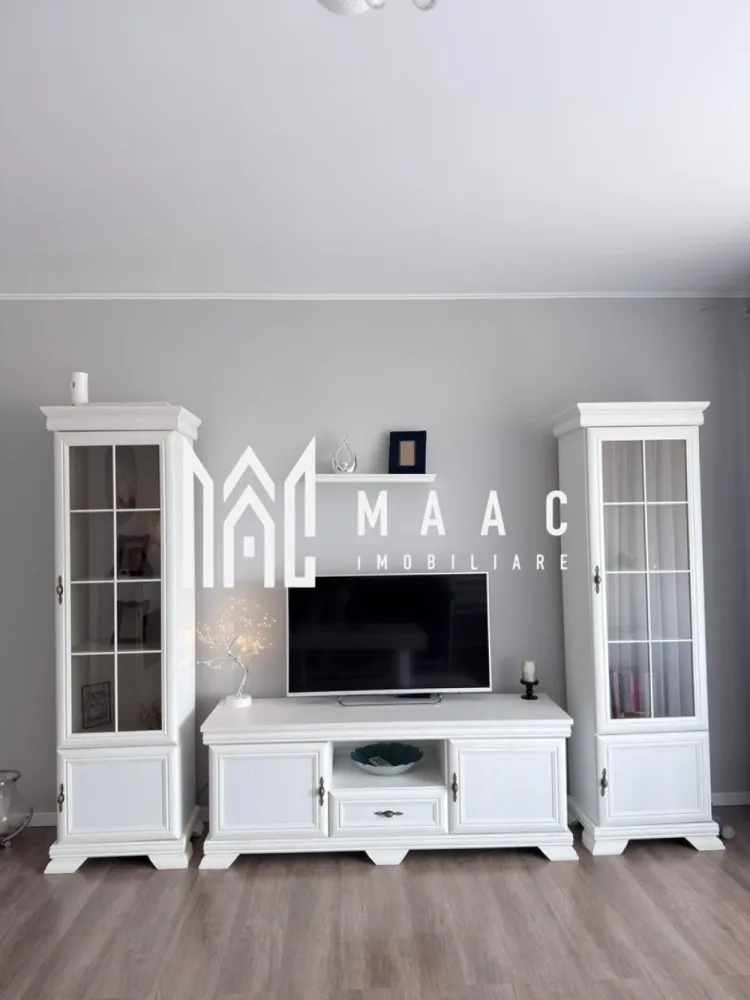 Apartament 3 camere I Etaj 2 I Terasă I Parcare I Șelimbăr - MAAC Imobiliare propune spre închiriere un apartament modern, situat la etajul 2 al unei vile din zona Unirii, Șelimbăr.

Caracteristici ale apartamentului:
Suprafață utilă: 77 mp
Terasă: 20 mp
Pod pe toată suprafața apartamentului, utilizabil pentru depozitare, cu acces din interior.

Compartimentare:
living cu acces către terasă,
bucătărie închisă,
2 dormitoare,
2 băi,
2 locuri de parcare.

Dotări și stare:
mobilat și utilat exact ca în fotografii.
include: aer condiționat, mașină de spălat vase etc.
încălzire în pardoseală cu centrală termică proprie.

Apartamentul este situat într-o zonă liniștită, ferită de trafic și agitație, într-o vilă modernă și bine întreținută.

Condiții de închiriere:
potrivit pentru o familie cu un copil sau părinți în devenire.
contract minim 1 an
preț: 650 euro/lună
garanție: 650 euro
nu se acceptă animale de companie.

Pentru mai multe detalii, contactați MAAC Imobiliare și menționați ID CP3096307.