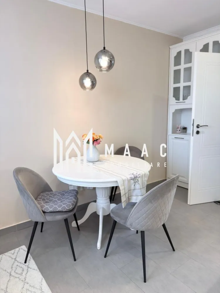 Apartament 3 camere I Etaj 2 I Terasă I Parcare I Șelimbăr - MAAC Imobiliare propune spre închiriere un apartament modern, situat la etajul 2 al unei vile din zona Unirii, Șelimbăr.

Caracteristici ale apartamentului:
Suprafață utilă: 77 mp
Terasă: 20 mp
Pod pe toată suprafața apartamentului, utilizabil pentru depozitare, cu acces din interior.

Compartimentare:
living cu acces către terasă,
bucătărie închisă,
2 dormitoare,
2 băi,
2 locuri de parcare.

Dotări și stare:
mobilat și utilat exact ca în fotografii.
include: aer condiționat, mașină de spălat vase etc.
încălzire în pardoseală cu centrală termică proprie.

Apartamentul este situat într-o zonă liniștită, ferită de trafic și agitație, într-o vilă modernă și bine întreținută.

Condiții de închiriere:
potrivit pentru o familie cu un copil sau părinți în devenire.
contract minim 1 an
preț: 650 euro/lună
garanție: 650 euro
nu se acceptă animale de companie.

Pentru mai multe detalii, contactați MAAC Imobiliare și menționați ID CP3096307.