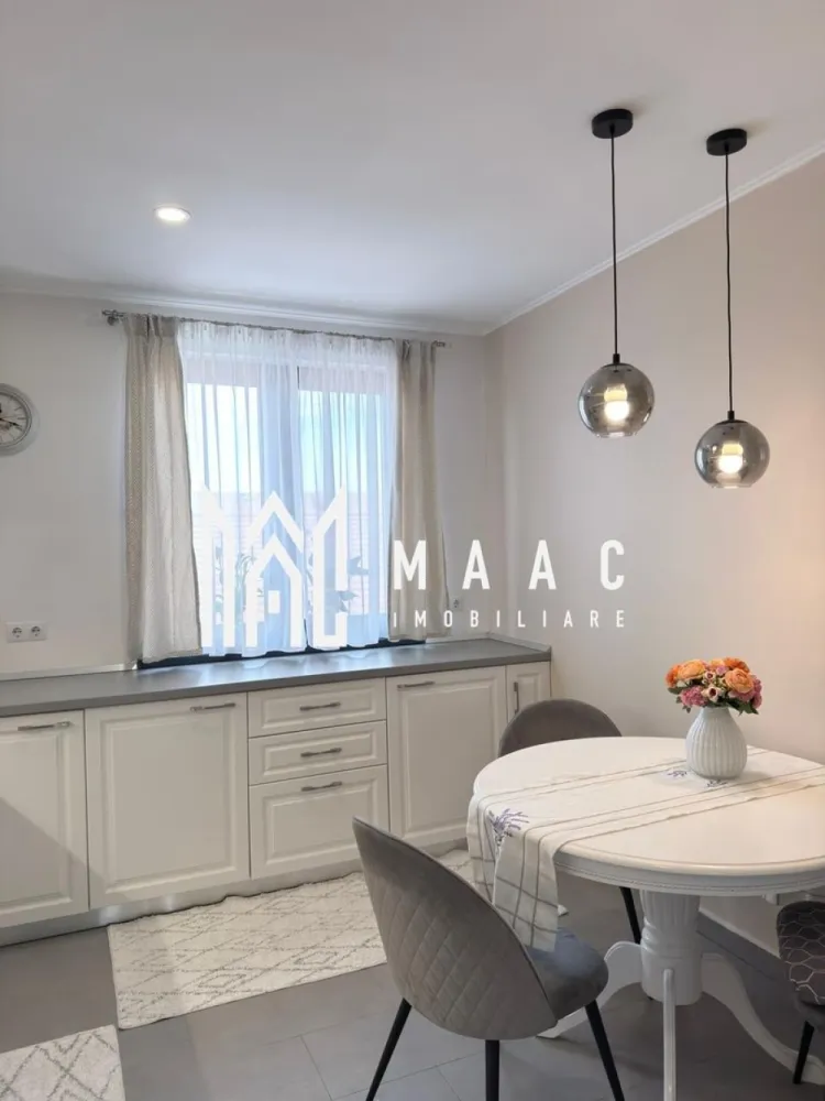 Apartament 3 camere I Etaj 2 I Terasă I Parcare I Șelimbăr - MAAC Imobiliare propune spre închiriere un apartament modern, situat la etajul 2 al unei vile din zona Unirii, Șelimbăr.

Caracteristici ale apartamentului:
Suprafață utilă: 77 mp
Terasă: 20 mp
Pod pe toată suprafața apartamentului, utilizabil pentru depozitare, cu acces din interior.

Compartimentare:
living cu acces către terasă,
bucătărie închisă,
2 dormitoare,
2 băi,
2 locuri de parcare.

Dotări și stare:
mobilat și utilat exact ca în fotografii.
include: aer condiționat, mașină de spălat vase etc.
încălzire în pardoseală cu centrală termică proprie.

Apartamentul este situat într-o zonă liniștită, ferită de trafic și agitație, într-o vilă modernă și bine întreținută.

Condiții de închiriere:
potrivit pentru o familie cu un copil sau părinți în devenire.
contract minim 1 an
preț: 650 euro/lună
garanție: 650 euro
nu se acceptă animale de companie.

Pentru mai multe detalii, contactați MAAC Imobiliare și menționați ID CP3096307.