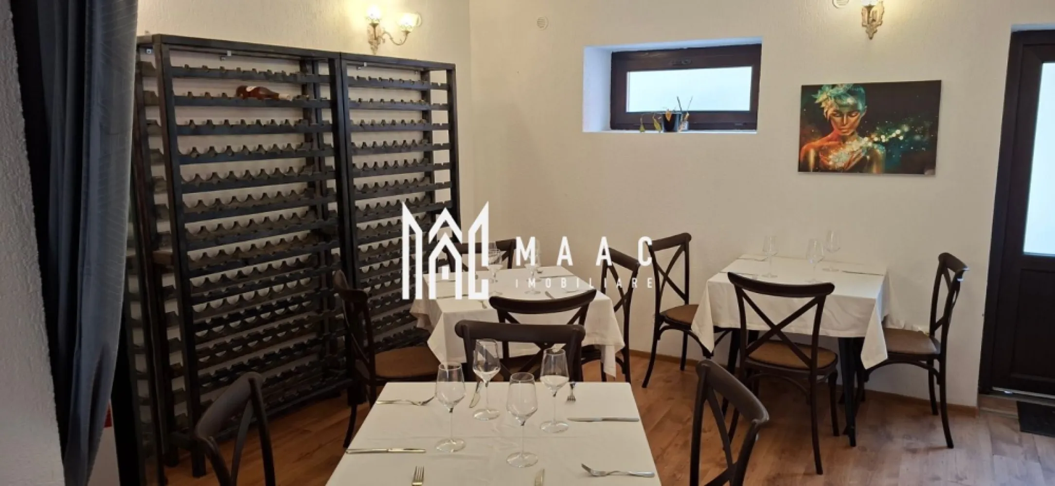 Spațiu comercial I Restaurant I Terasă I Business I Central - MAAC Imobiliare propune spre închiriere un spațiu comercial ultracentral, recent renovat, ideal pentru activități HoReCa, în special restaurant cu terasă.

Spațiul interior cu o suprafață utilă de 137 mp, capacitate interioară: aprox. 50 locuri, compartimentat din:
sală de mese cu bar
2 grupuri sanitare
bucătărie
spațiu de depozitare
vestiar
toaletă pentru personal

Terasă exterioară cu o suprafață: aprox. 180 mp, capacitate: aprox. 60 locuri

 Dotări și utilități:
racordat independent la toate utilitățile,
curent trifazic,
sistem de supraveghere,
invertoare electrice pentru răcire/încălzire,
șemineu cu recuperator de căldură.

Spațiul se închiriază nemobilat și neutilat, însă se poate opta pentru:
preluarea societății comerciale a fostului chiriaș (cu toate autorizațiile și avizele la zi)
sau
achiziționarea separată a mobilierului și echipamentelor (frigidere, aragaz, mese, scaune etc.)

Poziționat central, în inima Sibiului, beneficiază de trafic pietonal intens,
proximitate față de principalele atracții turistice și comerciale,
locație cu istoric de funcționare de 30 de ani, bine-cunoscută și apreciată.

Pentru mai multe detalii, contactați MAAC Imobiliare și menționați ID CP3096467.