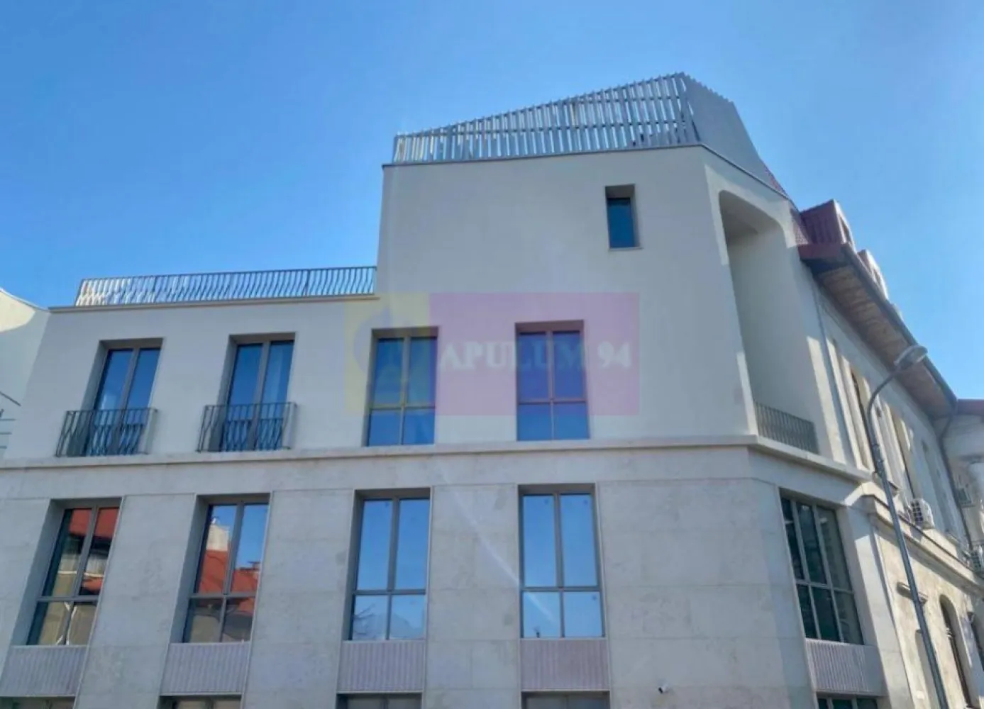Apartament 2 Camere | Cartierul Armenesc | Imobil Boutique | Sector 2 - Situat într-un imobil boutique premium, intr-una din cele mai apreciate și discrete zone centrale ale Bucureștiului, în Cartierul Armenesc, acest apartament reprezinta un tip de proprietate rar întâlnit pe piață: elegantă, liniștită și poziționată la doar câteva minute de mers pe jos de Piața Rosetti, Universitate și Grădina Icoanei.
Compartimentarea este echilibrată și eficientă, cu spații luminoase și bine proporționate, potrivite atât pentru locuinta personală, cât și pentru o investiție premium pe termen lung.

Imobilul oferă exact ceea ce devine tot mai greu de găsit în zona centrală: intimitate și un standard ridicat al vecinătății.
Proprietatea se adresează unui profil de cumpărător care apreciază calitatea construcției, poziționarea și valoarea unei adrese care își păstrează atractivitatea în timp.

Avantaje:

Imobil boutique premium; constructie finalizata in 2024. Situatie juridica clara; toate actele pregatite pentru vanzare;
locație excelentă în Cartierul Armenesc;
83 mp utili, 96 mp construiti, decomandat; parter/3
acces rapid către centrul orașului;
comunitate selectă;
atmosferă liniștită și discretă;
proprietate potrivită atât pentru locuire, cât și pentru investiție;
acces facil către restaurante, cafenele, zone culturale și puncte de interes central.

Preț: 395.000 € + TVA
2 locuri de parcare per apartament in parcare subterana. Pretul unui loc de parcare - 32.000 euro + TVA

Pentru detalii suplimentare și programarea unei vizionări, contactati-ma.

Arhitectura proiectului boutique Licurg 2 Prime Residence încorporează elemente de design specifice zonei, evidențiindu-se prin fațade elegante și detalii de piatră atent lucrate, ce se integrează armonios în peisajul local. Materialele, culorile și texturile sunt alese pentru a menține un aspect estetic în armonie cu stilul arhitectural tradițional al zonei.

Proiectul include o selecție diversă de apartamente cu 3 și 4 camere , caracterizate prin ferestre ample si terase spatioase.
EXTERIOR:

Rame din aluminiu:

Barieră termică ALIPLAST, culoare bej RAL 7044
Fixare mecanică pe cadru de oțel 30 x 30 mm
Geamuri triple:

Compoziție generală: Sticlă 6 mm 4S, distanțier 16 mm WE, sticlă float 4 mm, sticlă low E 6 mm
Parter spre stradă: Sticlă temperată KN 166 ESG 6 mm, distanțier 16 mm WE, sticlă float 4 mm, sticlă laminată low E 4.4.1 mm
Valoare U totală: 1,05 pentru rame și ferestre din aluminiu
PEISAGISTICĂ:

Design exterior:

Alee de intrare cu plăci ceramice
Drum de acces la subsol asfaltat
Mobilier urban pe platforme de beton, cu zone de flori integrate
Spații verzi:

Pe plăci de beton: Ghivece de plante (adâncime 50-70 cm), arbuști și gazon la rampa de intrare
Pe sol natural: Plantații de arbori și arbuști, gazon, pentru uz exclusiv apartamentelor 1 și 2
INTERIOR:

Pereți cu vopsea multistrat:

Trei straturi de vopsea albă lavabilă pe plăci de gips tencuite
Bază din bloc ceramic de 30 cm grosime