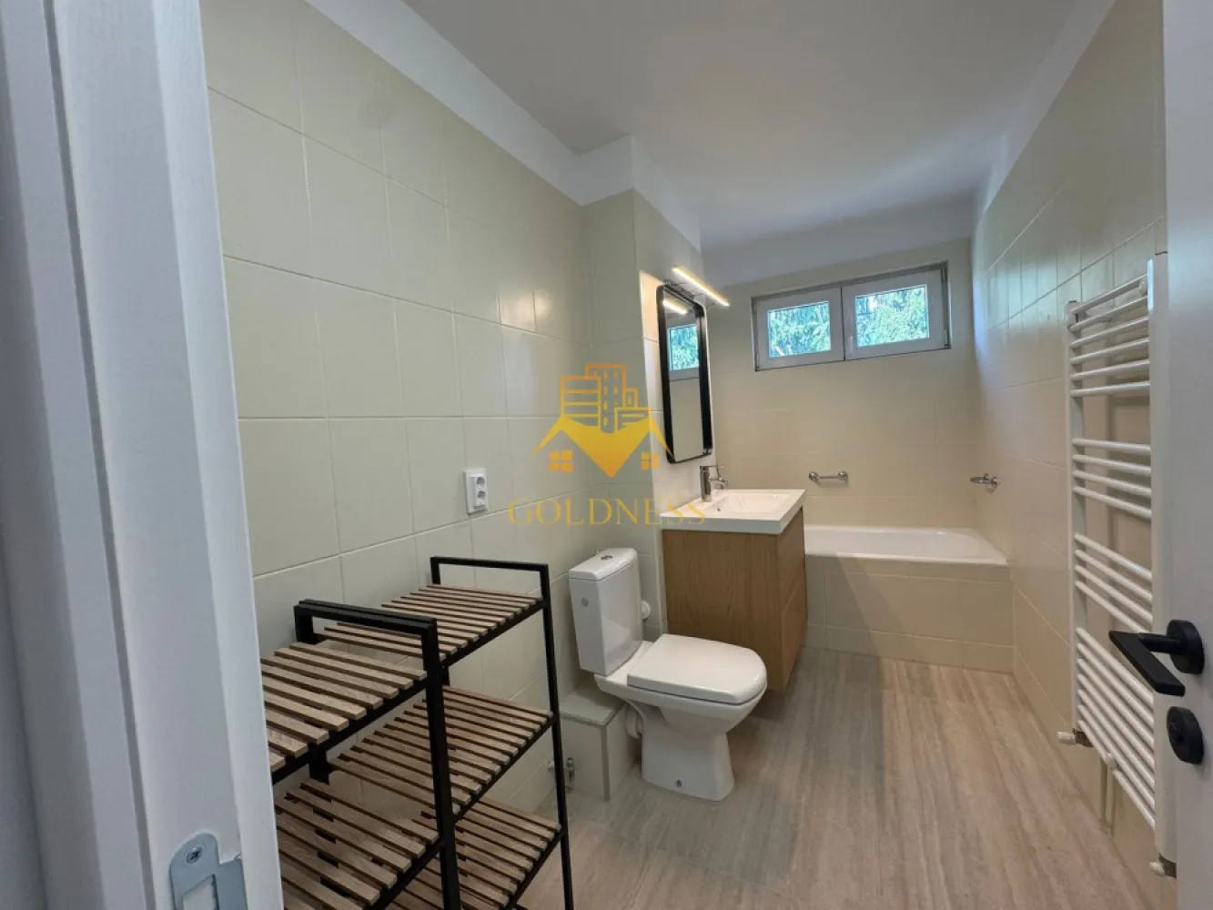 4 camere decomandate, Cartier Manastur, McDonalds, Primaverii, - GOLDNESS Imobiliare vă propune spre vanzare un apartament cu 4 camere decomandate RENOVAT, la etajul 4 într-un imobil de 4 etaje, în Cartierul Manastur, in apropiere de Piata Ion Mester.
Se află în apropierea stațiilor de transport în comun, magazine, restaurante, spații verzi, farmacii, etc. 

Apartamentul are 77,66mp + balcon inchis, compus din 4 camere decomandate, hol intrare, hol acces camere, 2 bai. Se mai adauga o boxa de depozitare la nivel cu parterul (uscata, fara igrasie mucegai, etc, potrivita pentru depozitarea alimentelor sau diferitelor bunuri)
Blocul este izolat termic iar apartamentul beneficiaza si de izolatie termica interioara la peretii exteriori.
Apartamentul se afla la etajul 4, scara are 2 apartamente pe palier. 
Este proaspat renovat si NU S-A LOCUIT IN EL DUPA RENOVARE. Bucataria are mobila si electrocasnice noi (cuptor electric, plita cu inductie, hota, masina de spalat vase). Baile sunt si ele refacute. Centrala termica a fost inlocuita recent.
Acces in casa scarii cu interfon, posibilitate de parcare de la primarie, parcarea este foarte aproape de bloc. 

Apartamentul este liber de sarcini, se poate lua si prin credit.

Dacă sunteți interesați de acest apartament și doriți să îl vizionați, dar și pentru alte oferte nu ezitați să ne contactați telefonic sau prin e-mail. Vă stăm la dispoziție!
Pentru intermediere se percepe un comision de 2% din prețul tranzactionarii!
