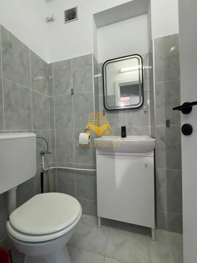 4 camere decomandate, Cartier Manastur, McDonalds, Primaverii, - GOLDNESS Imobiliare vă propune spre vanzare un apartament cu 4 camere decomandate RENOVAT, la etajul 4 într-un imobil de 4 etaje, în Cartierul Manastur, in apropiere de Piata Ion Mester.
Se află în apropierea stațiilor de transport în comun, magazine, restaurante, spații verzi, farmacii, etc. 

Apartamentul are 77,66mp + balcon inchis, compus din 4 camere decomandate, hol intrare, hol acces camere, 2 bai. Se mai adauga o boxa de depozitare la nivel cu parterul (uscata, fara igrasie mucegai, etc, potrivita pentru depozitarea alimentelor sau diferitelor bunuri)
Blocul este izolat termic iar apartamentul beneficiaza si de izolatie termica interioara la peretii exteriori.
Apartamentul se afla la etajul 4, scara are 2 apartamente pe palier. 
Este proaspat renovat si NU S-A LOCUIT IN EL DUPA RENOVARE. Bucataria are mobila si electrocasnice noi (cuptor electric, plita cu inductie, hota, masina de spalat vase). Baile sunt si ele refacute. Centrala termica a fost inlocuita recent.
Acces in casa scarii cu interfon, posibilitate de parcare de la primarie, parcarea este foarte aproape de bloc. 

Apartamentul este liber de sarcini, se poate lua si prin credit.

Dacă sunteți interesați de acest apartament și doriți să îl vizionați, dar și pentru alte oferte nu ezitați să ne contactați telefonic sau prin e-mail. Vă stăm la dispoziție!
Pentru intermediere se percepe un comision de 2% din prețul tranzactionarii!