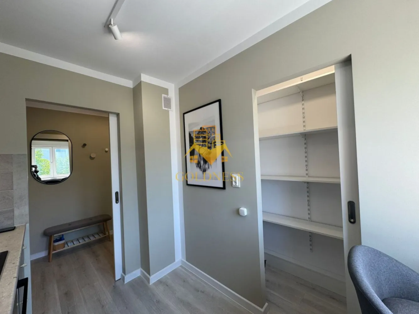 4 camere decomandate, Cartier Manastur, McDonalds, Primaverii, - GOLDNESS Imobiliare vă propune spre vanzare un apartament cu 4 camere decomandate RENOVAT, la etajul 4 într-un imobil de 4 etaje, în Cartierul Manastur, in apropiere de Piata Ion Mester.
Se află în apropierea stațiilor de transport în comun, magazine, restaurante, spații verzi, farmacii, etc. 

Apartamentul are 77,66mp + balcon inchis, compus din 4 camere decomandate, hol intrare, hol acces camere, 2 bai. Se mai adauga o boxa de depozitare la nivel cu parterul (uscata, fara igrasie mucegai, etc, potrivita pentru depozitarea alimentelor sau diferitelor bunuri)
Blocul este izolat termic iar apartamentul beneficiaza si de izolatie termica interioara la peretii exteriori.
Apartamentul se afla la etajul 4, scara are 2 apartamente pe palier. 
Este proaspat renovat si NU S-A LOCUIT IN EL DUPA RENOVARE. Bucataria are mobila si electrocasnice noi (cuptor electric, plita cu inductie, hota, masina de spalat vase). Baile sunt si ele refacute. Centrala termica a fost inlocuita recent.
Acces in casa scarii cu interfon, posibilitate de parcare de la primarie, parcarea este foarte aproape de bloc. 

Apartamentul este liber de sarcini, se poate lua si prin credit.

Dacă sunteți interesați de acest apartament și doriți să îl vizionați, dar și pentru alte oferte nu ezitați să ne contactați telefonic sau prin e-mail. Vă stăm la dispoziție!
Pentru intermediere se percepe un comision de 2% din prețul tranzactionarii!