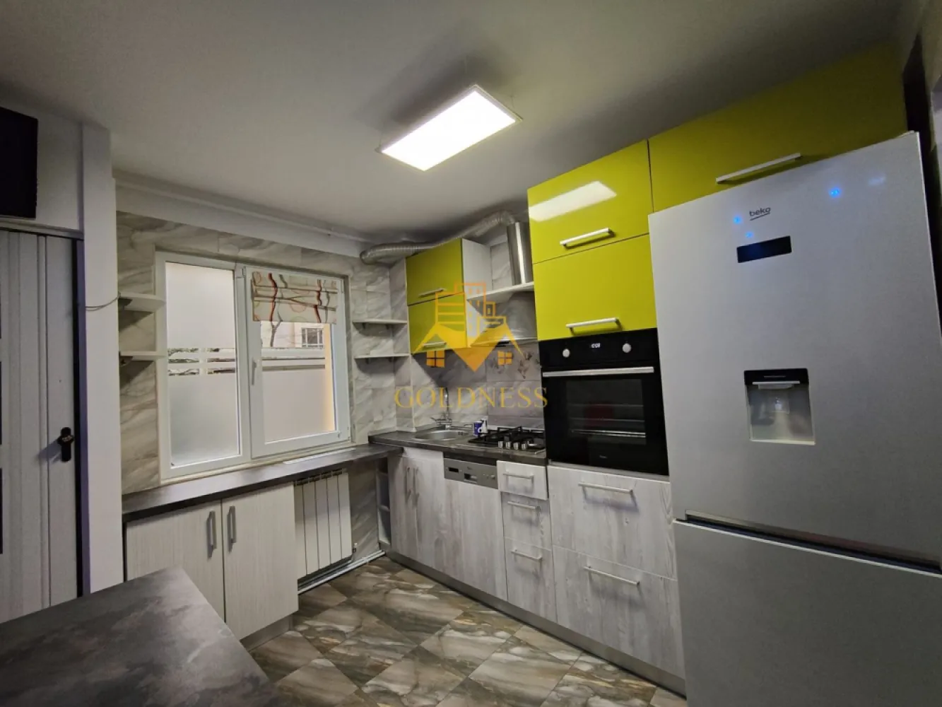 3 camere decomandate, Manastur, Calvaria, Primaverii, Ion Mester - GOLDNESS Imobiliare vă propune spre vanzare un apartament cu 3 camere complet mobilat și utilat, la etajul parter într-un imobil de 4 etaje, în Cartierul Manastur, Str Grigore Alexandrescu.

Se află în apropierea stațiilor de transport în comun, magazine, restaurante, spații verzi, farmacii, etc. 

Locuința beneficiază de orientare sudică, ceea ce oferă lumină naturală pe tot parcursul zilei. Balconul este închis, iar sub acesta există un spațiu de depozitare de aproximativ 5 mp, închis cu cheie. În plus, apartamentul dispune de boxă închisă la subsol, trecută în CF.

Blocul este izolat termic, iar apartamentul a fost renovat complet acum 3 ani, cu un buget de aproximativ 30.000 euro:
- centrală Viessmann în condensare
- calorifere din aluminiu
- instalații electrice și sanitare refăcute integral
- electrocasnice moderne, inclusiv mașină de spălat LG cu uscător

Se vinde împreună cu garaj și loc de parcare, ambele cu proiect transmisibil notarial.
Apartamentul este locuit momentan de chiriași, care pot rămâne dacă se dorește investiție pentru închiriere sau se pot muta cu preaviz de 30 de zile.

Ideal atât pentru locuit, cât și pentru investiție.

Dacă sunteți interesați de acest apartament și doriți să îl vizionați, dar și pentru alte oferte nu ezitați să ne contactați telefonic sau prin e-mail. Vă stăm la dispoziție!
Pentru intermediere se percepe un comision de 2% din prețul tranzactionarii!