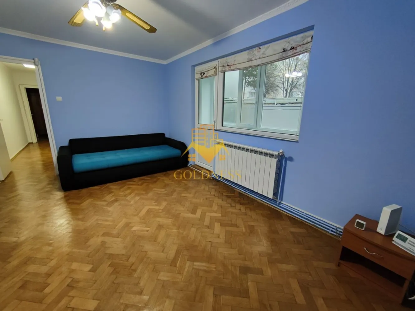 3 camere decomandate, Manastur, Calvaria, Primaverii, Ion Mester - GOLDNESS Imobiliare vă propune spre vanzare un apartament cu 3 camere complet mobilat și utilat, la etajul parter într-un imobil de 4 etaje, în Cartierul Manastur, Str Grigore Alexandrescu.

Se află în apropierea stațiilor de transport în comun, magazine, restaurante, spații verzi, farmacii, etc. 

Locuința beneficiază de orientare sudică, ceea ce oferă lumină naturală pe tot parcursul zilei. Balconul este închis, iar sub acesta există un spațiu de depozitare de aproximativ 5 mp, închis cu cheie. În plus, apartamentul dispune de boxă închisă la subsol, trecută în CF.

Blocul este izolat termic, iar apartamentul a fost renovat complet acum 3 ani, cu un buget de aproximativ 30.000 euro:
- centrală Viessmann în condensare
- calorifere din aluminiu
- instalații electrice și sanitare refăcute integral
- electrocasnice moderne, inclusiv mașină de spălat LG cu uscător

Se vinde împreună cu garaj și loc de parcare, ambele cu proiect transmisibil notarial.
Apartamentul este locuit momentan de chiriași, care pot rămâne dacă se dorește investiție pentru închiriere sau se pot muta cu preaviz de 30 de zile.

Ideal atât pentru locuit, cât și pentru investiție.

Dacă sunteți interesați de acest apartament și doriți să îl vizionați, dar și pentru alte oferte nu ezitați să ne contactați telefonic sau prin e-mail. Vă stăm la dispoziție!
Pentru intermediere se percepe un comision de 2% din prețul tranzactionarii!