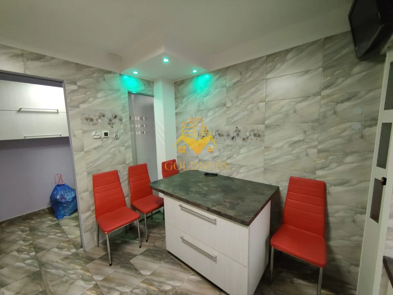 3 camere decomandate, Manastur, Calvaria, Primaverii, Ion Mester - GOLDNESS Imobiliare vă propune spre vanzare un apartament cu 3 camere complet mobilat și utilat, la etajul parter într-un imobil de 4 etaje, în Cartierul Manastur, Str Grigore Alexandrescu.

Se află în apropierea stațiilor de transport în comun, magazine, restaurante, spații verzi, farmacii, etc. 

Locuința beneficiază de orientare sudică, ceea ce oferă lumină naturală pe tot parcursul zilei. Balconul este închis, iar sub acesta există un spațiu de depozitare de aproximativ 5 mp, închis cu cheie. În plus, apartamentul dispune de boxă închisă la subsol, trecută în CF.

Blocul este izolat termic, iar apartamentul a fost renovat complet acum 3 ani, cu un buget de aproximativ 30.000 euro:
- centrală Viessmann în condensare
- calorifere din aluminiu
- instalații electrice și sanitare refăcute integral
- electrocasnice moderne, inclusiv mașină de spălat LG cu uscător

Se vinde împreună cu garaj și loc de parcare, ambele cu proiect transmisibil notarial.
Apartamentul este locuit momentan de chiriași, care pot rămâne dacă se dorește investiție pentru închiriere sau se pot muta cu preaviz de 30 de zile.

Ideal atât pentru locuit, cât și pentru investiție.

Dacă sunteți interesați de acest apartament și doriți să îl vizionați, dar și pentru alte oferte nu ezitați să ne contactați telefonic sau prin e-mail. Vă stăm la dispoziție!
Pentru intermediere se percepe un comision de 2% din prețul tranzactionarii!