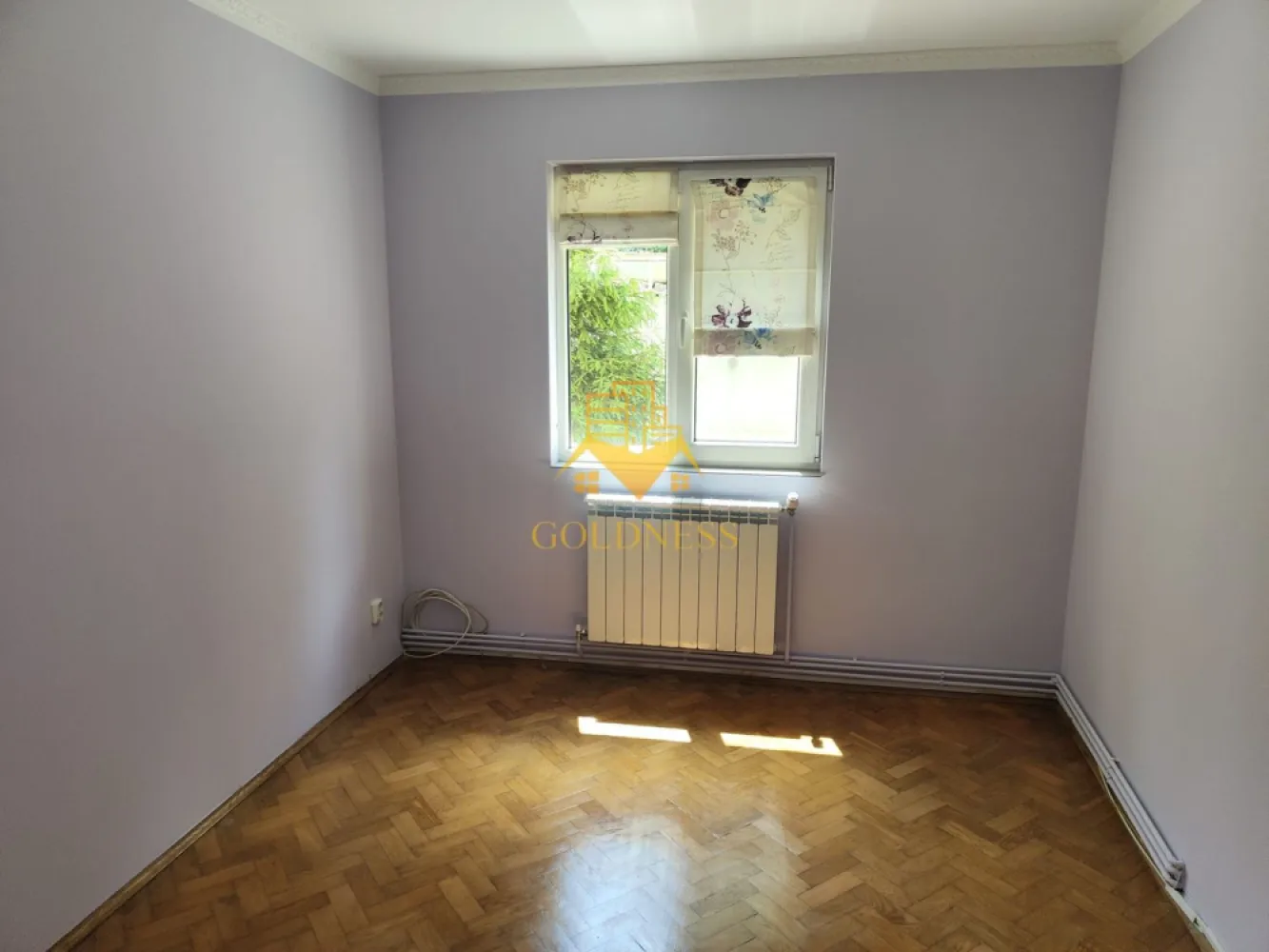 3 camere decomandate, Manastur, Calvaria, Primaverii, Ion Mester - GOLDNESS Imobiliare vă propune spre vanzare un apartament cu 3 camere complet mobilat și utilat, la etajul parter într-un imobil de 4 etaje, în Cartierul Manastur, Str Grigore Alexandrescu.

Se află în apropierea stațiilor de transport în comun, magazine, restaurante, spații verzi, farmacii, etc. 

Locuința beneficiază de orientare sudică, ceea ce oferă lumină naturală pe tot parcursul zilei. Balconul este închis, iar sub acesta există un spațiu de depozitare de aproximativ 5 mp, închis cu cheie. În plus, apartamentul dispune de boxă închisă la subsol, trecută în CF.

Blocul este izolat termic, iar apartamentul a fost renovat complet acum 3 ani, cu un buget de aproximativ 30.000 euro:
- centrală Viessmann în condensare
- calorifere din aluminiu
- instalații electrice și sanitare refăcute integral
- electrocasnice moderne, inclusiv mașină de spălat LG cu uscător

Se vinde împreună cu garaj și loc de parcare, ambele cu proiect transmisibil notarial.
Apartamentul este locuit momentan de chiriași, care pot rămâne dacă se dorește investiție pentru închiriere sau se pot muta cu preaviz de 30 de zile.

Ideal atât pentru locuit, cât și pentru investiție.

Dacă sunteți interesați de acest apartament și doriți să îl vizionați, dar și pentru alte oferte nu ezitați să ne contactați telefonic sau prin e-mail. Vă stăm la dispoziție!
Pentru intermediere se percepe un comision de 2% din prețul tranzactionarii!