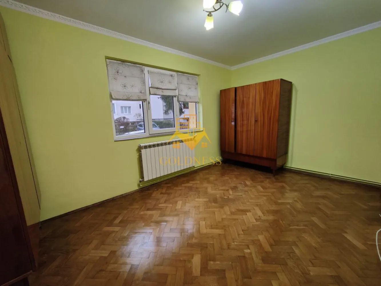 3 camere decomandate, Manastur, Calvaria, Primaverii, Ion Mester - GOLDNESS Imobiliare vă propune spre vanzare un apartament cu 3 camere complet mobilat și utilat, la etajul parter într-un imobil de 4 etaje, în Cartierul Manastur, Str Grigore Alexandrescu.

Se află în apropierea stațiilor de transport în comun, magazine, restaurante, spații verzi, farmacii, etc. 

Locuința beneficiază de orientare sudică, ceea ce oferă lumină naturală pe tot parcursul zilei. Balconul este închis, iar sub acesta există un spațiu de depozitare de aproximativ 5 mp, închis cu cheie. În plus, apartamentul dispune de boxă închisă la subsol, trecută în CF.

Blocul este izolat termic, iar apartamentul a fost renovat complet acum 3 ani, cu un buget de aproximativ 30.000 euro:
- centrală Viessmann în condensare
- calorifere din aluminiu
- instalații electrice și sanitare refăcute integral
- electrocasnice moderne, inclusiv mașină de spălat LG cu uscător

Se vinde împreună cu garaj și loc de parcare, ambele cu proiect transmisibil notarial.
Apartamentul este locuit momentan de chiriași, care pot rămâne dacă se dorește investiție pentru închiriere sau se pot muta cu preaviz de 30 de zile.

Ideal atât pentru locuit, cât și pentru investiție.

Dacă sunteți interesați de acest apartament și doriți să îl vizionați, dar și pentru alte oferte nu ezitați să ne contactați telefonic sau prin e-mail. Vă stăm la dispoziție!
Pentru intermediere se percepe un comision de 2% din prețul tranzactionarii!