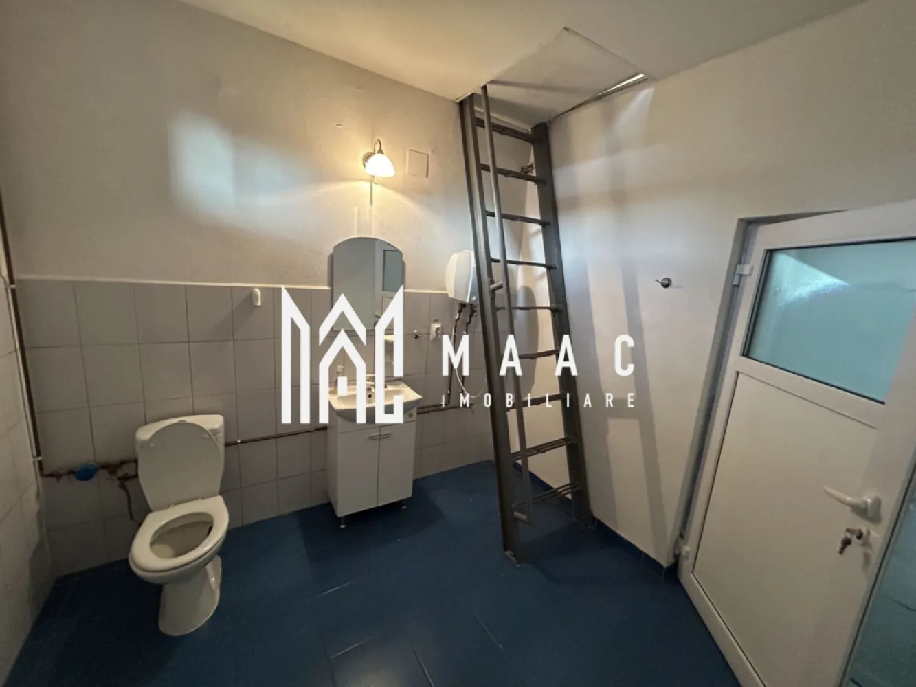 Hala Industrială I 570 mp I Acces Tir I Stefan Cel Mare - MAAC Imobiliare vă propune spre închiriere o hală industrială complet funcțională, situată în Zona Industrială Est din Sibiu – Strada Ștefan cel Mare, la doar 2 minute de accesul către autostrada A1. Suprafață totală: 570 mp, distribuită astfel: Hala principală: 405 mp, ideală pentru activități de producție ușoară, depozitare, distribuție sau showroom comercial Spații administrative: 165 mp, compartimentate în birouri, vestiare și grupuri sanitare 🔧 Caracteristici tehnice: Înălțime utilă: 6 m Acces TIR prin ușă industrială Ușă separată pentru personal Curent trifazic Parcare generoasă – aproximativ 500 mp în curte 📍 Localizare excelentă, cu acces facil la: Autostrada A1 (2 minute) Zone de transport și distribuție Rețea de infrastructură industrială Chirie lunară: 2.000 EUR + garanție în cuantumul unei luni de chirie Perioadă minimă de închiriere: 3 ani Pentru mai multe informații și programarea unei vizionări, vă rugăm să menționați ID anunț: CP2884658 }}