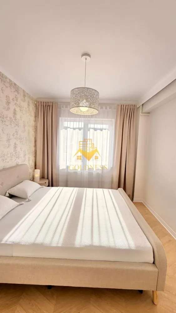 3 camere, Premium, bloc nou, parcare, bloc nou, Urusagului, Zona Profi - GOLDNESS Imobiliare vă propune spre închiriere un apartament cu 3 camere complet mobilat și utilat, la etajul 2 într-un imobil de 3 etaje, în Floresti.
Dispune de loc de parcare subterana inclusa in pret!
Se află în apropierea stațiilor de transport în comun, magazine, restaurante, spații verzi, farmacii, etc. 

Apartamentul este compartimentat astfel:
 - dormitor cu pat matrimonial, dressing, noptiere
 - dormitor care se mobileaza la cere
 - living cu bucatarie open space complet utilată și mobilată, canapea extensibilă, loc de servit masa 
 - baie cu cabina de dus, calorifer port prosop și dulap pentru depozitare.
 - balcon de 4 mp.

Imobilul este dotat cu toate cele necesare- centrală proprie, frigider, aragaz, hotă, mașină de spălat haine, etc. 

Dacă sunteți interesați de acest apartament și doriți să îl vizionați, dar și pentru alte oferte nu ezitați să ne contactați telefonic sau prin e-mail. Vă stăm la dispoziție!

Pentru intermediere se percepe un comision de 50% din prețul chiriei!