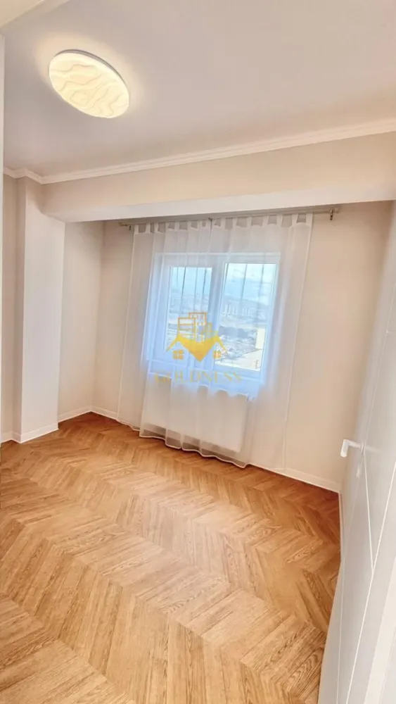 3 camere, Premium, bloc nou, parcare, bloc nou, Urusagului, Zona Profi - GOLDNESS Imobiliare vă propune spre închiriere un apartament cu 3 camere complet mobilat și utilat, la etajul 2 într-un imobil de 3 etaje, în Floresti.
Dispune de loc de parcare subterana inclusa in pret!
Se află în apropierea stațiilor de transport în comun, magazine, restaurante, spații verzi, farmacii, etc. 

Apartamentul este compartimentat astfel:
 - dormitor cu pat matrimonial, dressing, noptiere
 - dormitor care se mobileaza la cere
 - living cu bucatarie open space complet utilată și mobilată, canapea extensibilă, loc de servit masa 
 - baie cu cabina de dus, calorifer port prosop și dulap pentru depozitare.
 - balcon de 4 mp.

Imobilul este dotat cu toate cele necesare- centrală proprie, frigider, aragaz, hotă, mașină de spălat haine, etc. 

Dacă sunteți interesați de acest apartament și doriți să îl vizionați, dar și pentru alte oferte nu ezitați să ne contactați telefonic sau prin e-mail. Vă stăm la dispoziție!

Pentru intermediere se percepe un comision de 50% din prețul chiriei!