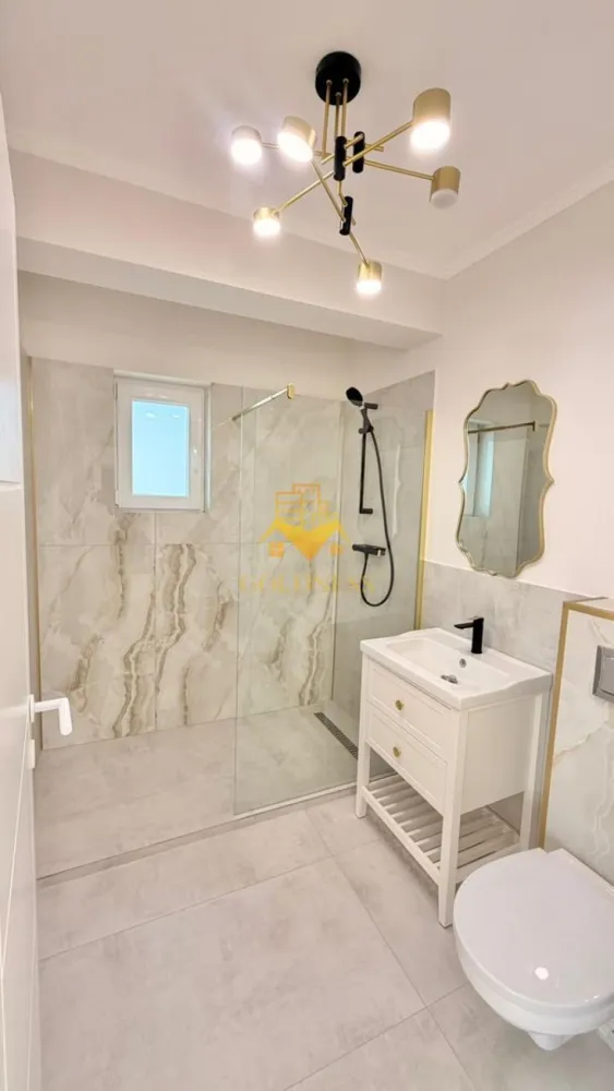 3 camere, Premium, bloc nou, parcare, bloc nou, Urusagului, Zona Profi - GOLDNESS Imobiliare vă propune spre închiriere un apartament cu 3 camere complet mobilat și utilat, la etajul 2 într-un imobil de 3 etaje, în Floresti.
Dispune de loc de parcare subterana inclusa in pret!
Se află în apropierea stațiilor de transport în comun, magazine, restaurante, spații verzi, farmacii, etc. 

Apartamentul este compartimentat astfel:
 - dormitor cu pat matrimonial, dressing, noptiere
 - dormitor care se mobileaza la cere
 - living cu bucatarie open space complet utilată și mobilată, canapea extensibilă, loc de servit masa 
 - baie cu cabina de dus, calorifer port prosop și dulap pentru depozitare.
 - balcon de 4 mp.

Imobilul este dotat cu toate cele necesare- centrală proprie, frigider, aragaz, hotă, mașină de spălat haine, etc. 

Dacă sunteți interesați de acest apartament și doriți să îl vizionați, dar și pentru alte oferte nu ezitați să ne contactați telefonic sau prin e-mail. Vă stăm la dispoziție!

Pentru intermediere se percepe un comision de 50% din prețul chiriei!