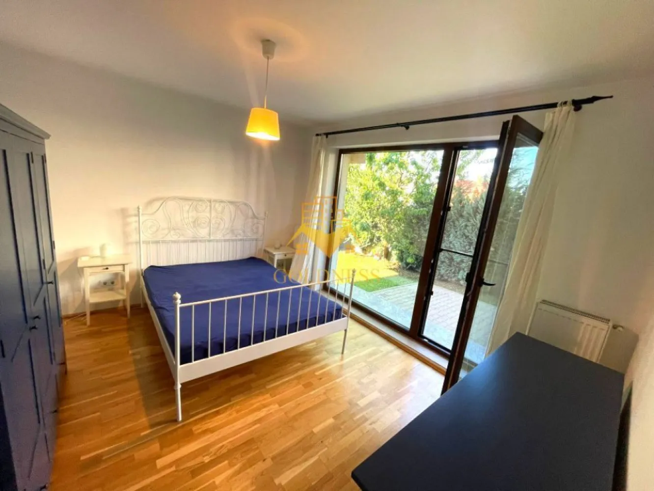 2 camere, Europa, Eugen Ionescu, Calea Turzii,Parcare, Gradina proprie - GOLDNESS Imobiliare vă propune spre închiriere un apartament cu 2 camere complet mobilate și utilate, la parter în Cartierul Europa.
Dispune de grădină proprie.
Dispune de loc de parcare inclus în preț!
Se află în apropierea stațiilor de transport în comun, magazine, restaurante, spații verzi, farmacii, etc. 

Apartamentul este compartimentat astfel:
 - dormitor cu pat matrimonial, dressing, noptiere
 - living cu bucatarie open space complet utilată, canapea extensibilă, loc de servit masa 
 - baie cu cabina de dus, calorifer port prosop și dulap pentru depozitare.
 - gradina proprie..

Imobilul este dotat cu toate cele necesare- centrală proprie, mașină de spălat haine, frigider, cuptor electric, hotă, aragaz etc. 

Dacă sunteți interesați de acest apartament și doriți să îl vizionați, dar și pentru alte oferte nu ezitați să ne contactați telefonic sau prin e-mail. Vă stăm la dispoziție!

Pentru intermediere se percepe un comision de 50% din prețul chiriei!