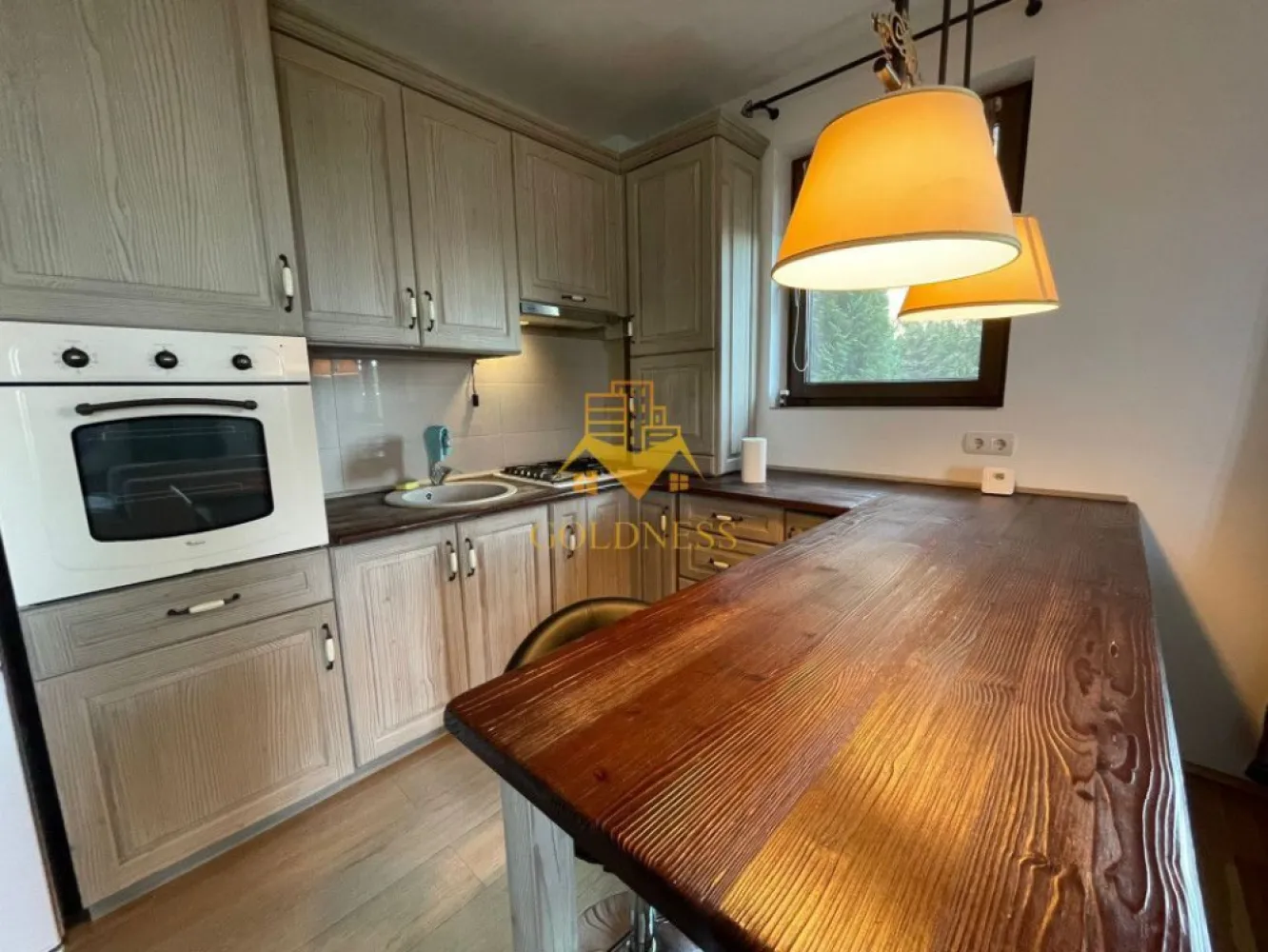 2 camere, Europa, Eugen Ionescu, Calea Turzii,Parcare, Gradina proprie - GOLDNESS Imobiliare vă propune spre închiriere un apartament cu 2 camere complet mobilate și utilate, la parter în Cartierul Europa.
Dispune de grădină proprie.
Dispune de loc de parcare inclus în preț!
Se află în apropierea stațiilor de transport în comun, magazine, restaurante, spații verzi, farmacii, etc. 

Apartamentul este compartimentat astfel:
 - dormitor cu pat matrimonial, dressing, noptiere
 - living cu bucatarie open space complet utilată, canapea extensibilă, loc de servit masa 
 - baie cu cabina de dus, calorifer port prosop și dulap pentru depozitare.
 - gradina proprie..

Imobilul este dotat cu toate cele necesare- centrală proprie, mașină de spălat haine, frigider, cuptor electric, hotă, aragaz etc. 

Dacă sunteți interesați de acest apartament și doriți să îl vizionați, dar și pentru alte oferte nu ezitați să ne contactați telefonic sau prin e-mail. Vă stăm la dispoziție!

Pentru intermediere se percepe un comision de 50% din prețul chiriei!