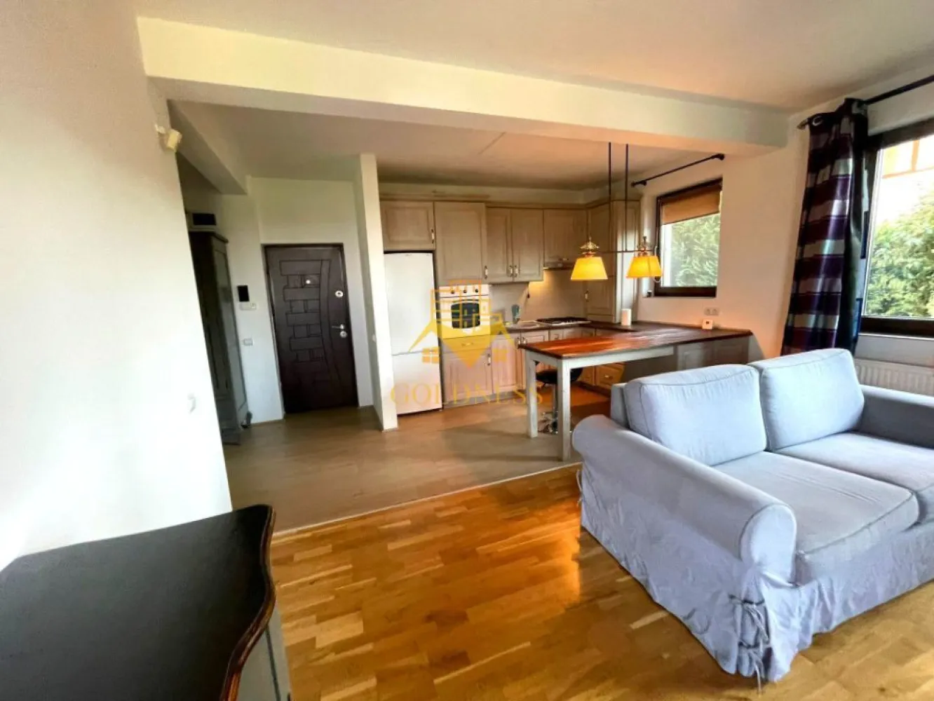 2 camere, Europa, Eugen Ionescu, Calea Turzii,Parcare, Gradina proprie - GOLDNESS Imobiliare vă propune spre închiriere un apartament cu 2 camere complet mobilate și utilate, la parter în Cartierul Europa.
Dispune de grădină proprie.
Dispune de loc de parcare inclus în preț!
Se află în apropierea stațiilor de transport în comun, magazine, restaurante, spații verzi, farmacii, etc. 

Apartamentul este compartimentat astfel:
 - dormitor cu pat matrimonial, dressing, noptiere
 - living cu bucatarie open space complet utilată, canapea extensibilă, loc de servit masa 
 - baie cu cabina de dus, calorifer port prosop și dulap pentru depozitare.
 - gradina proprie..

Imobilul este dotat cu toate cele necesare- centrală proprie, mașină de spălat haine, frigider, cuptor electric, hotă, aragaz etc. 

Dacă sunteți interesați de acest apartament și doriți să îl vizionați, dar și pentru alte oferte nu ezitați să ne contactați telefonic sau prin e-mail. Vă stăm la dispoziție!

Pentru intermediere se percepe un comision de 50% din prețul chiriei!
