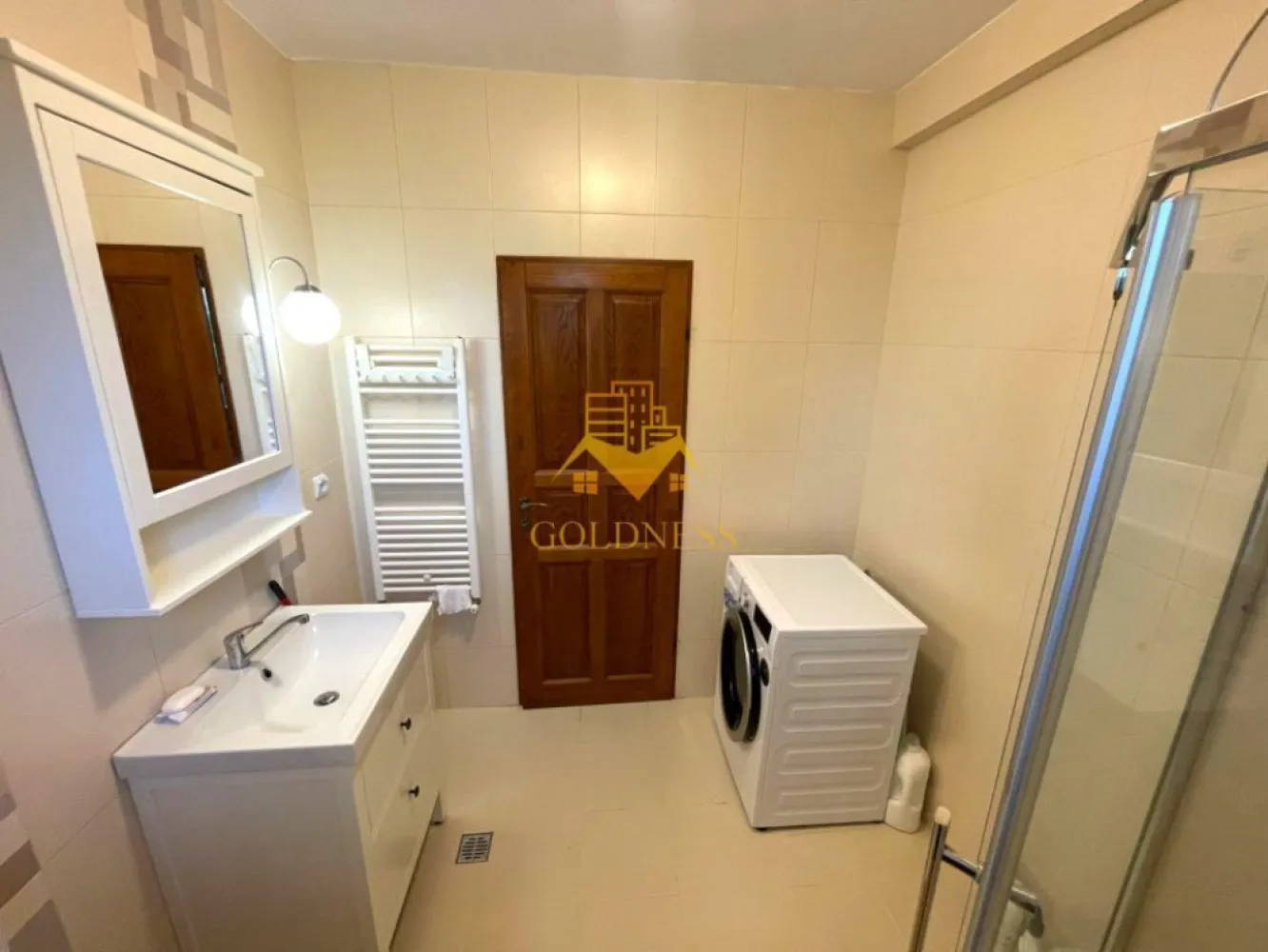 2 camere, Europa, Eugen Ionescu, Calea Turzii,Parcare, Gradina proprie - GOLDNESS Imobiliare vă propune spre închiriere un apartament cu 2 camere complet mobilate și utilate, la parter în Cartierul Europa.
Dispune de grădină proprie.
Dispune de loc de parcare inclus în preț!
Se află în apropierea stațiilor de transport în comun, magazine, restaurante, spații verzi, farmacii, etc. 

Apartamentul este compartimentat astfel:
 - dormitor cu pat matrimonial, dressing, noptiere
 - living cu bucatarie open space complet utilată, canapea extensibilă, loc de servit masa 
 - baie cu cabina de dus, calorifer port prosop și dulap pentru depozitare.
 - gradina proprie..

Imobilul este dotat cu toate cele necesare- centrală proprie, mașină de spălat haine, frigider, cuptor electric, hotă, aragaz etc. 

Dacă sunteți interesați de acest apartament și doriți să îl vizionați, dar și pentru alte oferte nu ezitați să ne contactați telefonic sau prin e-mail. Vă stăm la dispoziție!

Pentru intermediere se percepe un comision de 50% din prețul chiriei!