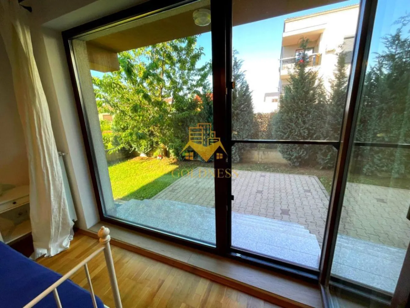 2 camere, Europa, Eugen Ionescu, Calea Turzii,Parcare, Gradina proprie - GOLDNESS Imobiliare vă propune spre închiriere un apartament cu 2 camere complet mobilate și utilate, la parter în Cartierul Europa.
Dispune de grădină proprie.
Dispune de loc de parcare inclus în preț!
Se află în apropierea stațiilor de transport în comun, magazine, restaurante, spații verzi, farmacii, etc. 

Apartamentul este compartimentat astfel:
 - dormitor cu pat matrimonial, dressing, noptiere
 - living cu bucatarie open space complet utilată, canapea extensibilă, loc de servit masa 
 - baie cu cabina de dus, calorifer port prosop și dulap pentru depozitare.
 - gradina proprie..

Imobilul este dotat cu toate cele necesare- centrală proprie, mașină de spălat haine, frigider, cuptor electric, hotă, aragaz etc. 

Dacă sunteți interesați de acest apartament și doriți să îl vizionați, dar și pentru alte oferte nu ezitați să ne contactați telefonic sau prin e-mail. Vă stăm la dispoziție!

Pentru intermediere se percepe un comision de 50% din prețul chiriei!