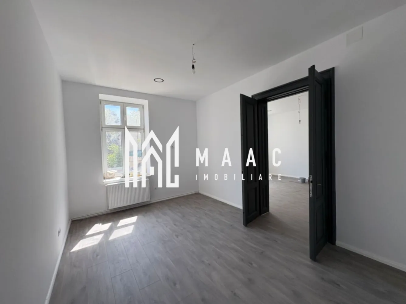 Apartament la casa I etajul 1 I B-dul Victoriei I Parcare - MAAC Imobiliare va propune spre ichiriere Se oferă spre închiriere apartament situat la etajul 1 al unei case, într-o zonă foarte bine poziționată, la intersecția Bulevardului Victoriei cu strada Banatului.

Imobilul este recent renovat, nemobilat și beneficiază de o curte generoasă, cu posibilitatea parcării a două autoturisme.

Datorită amplasării și compartimentării, spațiul este ideal atât pentru locuit, cât și pentru desfășurarea unei activități profesionale, fiind pretabil pentru cabinet de avocatură, birou de consultanță, salon de înfrumusețare/coafor, cabinet de psihologie sau alte activități similare.

Caracteristici:

* Etaj 1, la casă
* Recent renovat
* Nemobilat
* Curte mare
* Locuri de parcare pentru 2 mașini
* Zonă accesibilă și vizibilă
* Potrivit pentru locuință sau activități comerciale/birouri 

Pentru mai multe detalii precizati ca acti vazut anuntul cu ID CP3116562
