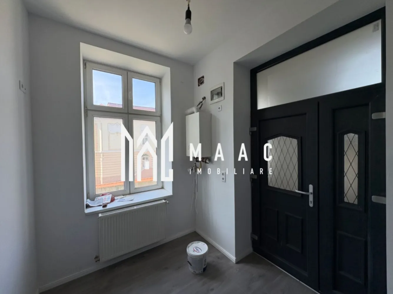 Apartament la casa I etajul 1 I B-dul Victoriei I Parcare - MAAC Imobiliare va propune spre ichiriere Se oferă spre închiriere apartament situat la etajul 1 al unei case, într-o zonă foarte bine poziționată, la intersecția Bulevardului Victoriei cu strada Banatului.

Imobilul este recent renovat, nemobilat și beneficiază de o curte generoasă, cu posibilitatea parcării a două autoturisme.

Datorită amplasării și compartimentării, spațiul este ideal atât pentru locuit, cât și pentru desfășurarea unei activități profesionale, fiind pretabil pentru cabinet de avocatură, birou de consultanță, salon de înfrumusețare/coafor, cabinet de psihologie sau alte activități similare.

Caracteristici:

* Etaj 1, la casă
* Recent renovat
* Nemobilat
* Curte mare
* Locuri de parcare pentru 2 mașini
* Zonă accesibilă și vizibilă
* Potrivit pentru locuință sau activități comerciale/birouri 

Pentru mai multe detalii precizati ca acti vazut anuntul cu ID CP3116562