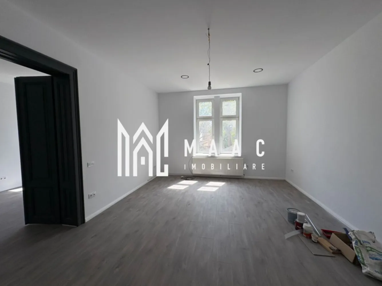 Apartament la casa I etajul 1 I B-dul Victoriei I Parcare - MAAC Imobiliare va propune spre ichiriere Se oferă spre închiriere apartament situat la etajul 1 al unei case, într-o zonă foarte bine poziționată, la intersecția Bulevardului Victoriei cu strada Banatului.

Imobilul este recent renovat, nemobilat și beneficiază de o curte generoasă, cu posibilitatea parcării a două autoturisme.

Datorită amplasării și compartimentării, spațiul este ideal atât pentru locuit, cât și pentru desfășurarea unei activități profesionale, fiind pretabil pentru cabinet de avocatură, birou de consultanță, salon de înfrumusețare/coafor, cabinet de psihologie sau alte activități similare.

Caracteristici:

* Etaj 1, la casă
* Recent renovat
* Nemobilat
* Curte mare
* Locuri de parcare pentru 2 mașini
* Zonă accesibilă și vizibilă
* Potrivit pentru locuință sau activități comerciale/birouri 

Pentru mai multe detalii precizati ca acti vazut anuntul cu ID CP3116562