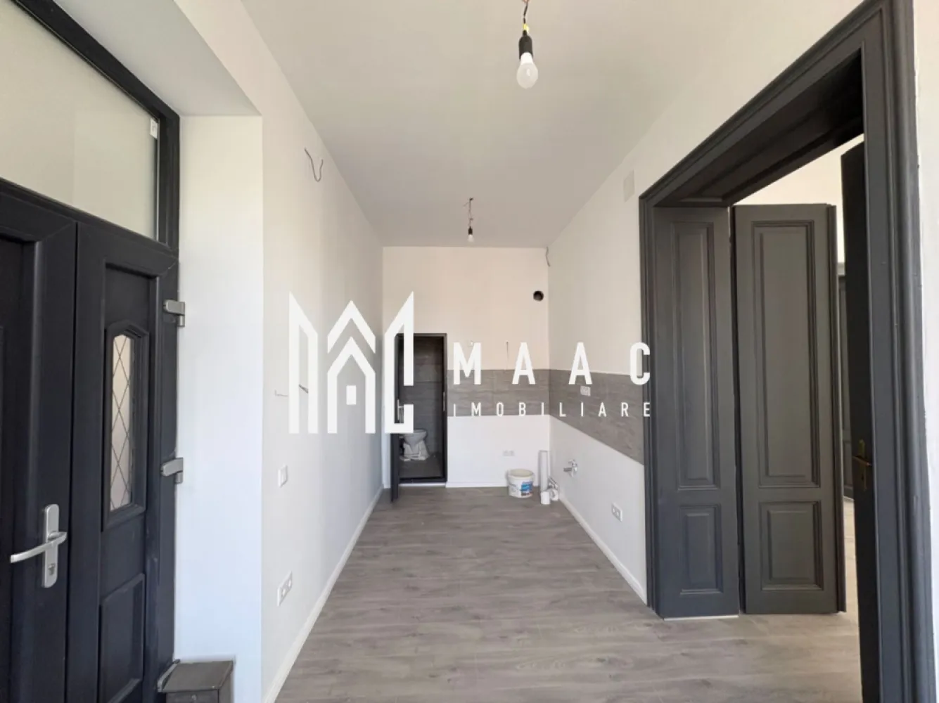 Apartament la casa I etajul 1 I B-dul Victoriei I Parcare - MAAC Imobiliare va propune spre ichiriere Se oferă spre închiriere apartament situat la etajul 1 al unei case, într-o zonă foarte bine poziționată, la intersecția Bulevardului Victoriei cu strada Banatului.

Imobilul este recent renovat, nemobilat și beneficiază de o curte generoasă, cu posibilitatea parcării a două autoturisme.

Datorită amplasării și compartimentării, spațiul este ideal atât pentru locuit, cât și pentru desfășurarea unei activități profesionale, fiind pretabil pentru cabinet de avocatură, birou de consultanță, salon de înfrumusețare/coafor, cabinet de psihologie sau alte activități similare.

Caracteristici:

* Etaj 1, la casă
* Recent renovat
* Nemobilat
* Curte mare
* Locuri de parcare pentru 2 mașini
* Zonă accesibilă și vizibilă
* Potrivit pentru locuință sau activități comerciale/birouri 

Pentru mai multe detalii precizati ca acti vazut anuntul cu ID CP3116562