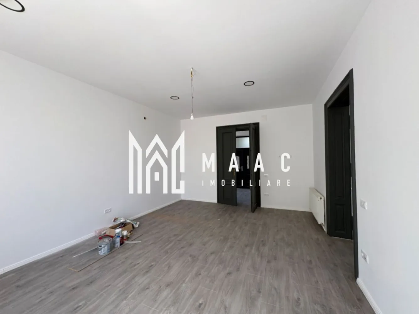 Apartament la casa I etajul 1 I B-dul Victoriei I Parcare - MAAC Imobiliare va propune spre ichiriere Se oferă spre închiriere apartament situat la etajul 1 al unei case, într-o zonă foarte bine poziționată, la intersecția Bulevardului Victoriei cu strada Banatului.

Imobilul este recent renovat, nemobilat și beneficiază de o curte generoasă, cu posibilitatea parcării a două autoturisme.

Datorită amplasării și compartimentării, spațiul este ideal atât pentru locuit, cât și pentru desfășurarea unei activități profesionale, fiind pretabil pentru cabinet de avocatură, birou de consultanță, salon de înfrumusețare/coafor, cabinet de psihologie sau alte activități similare.

Caracteristici:

* Etaj 1, la casă
* Recent renovat
* Nemobilat
* Curte mare
* Locuri de parcare pentru 2 mașini
* Zonă accesibilă și vizibilă
* Potrivit pentru locuință sau activități comerciale/birouri 

Pentru mai multe detalii precizati ca acti vazut anuntul cu ID CP3116562
