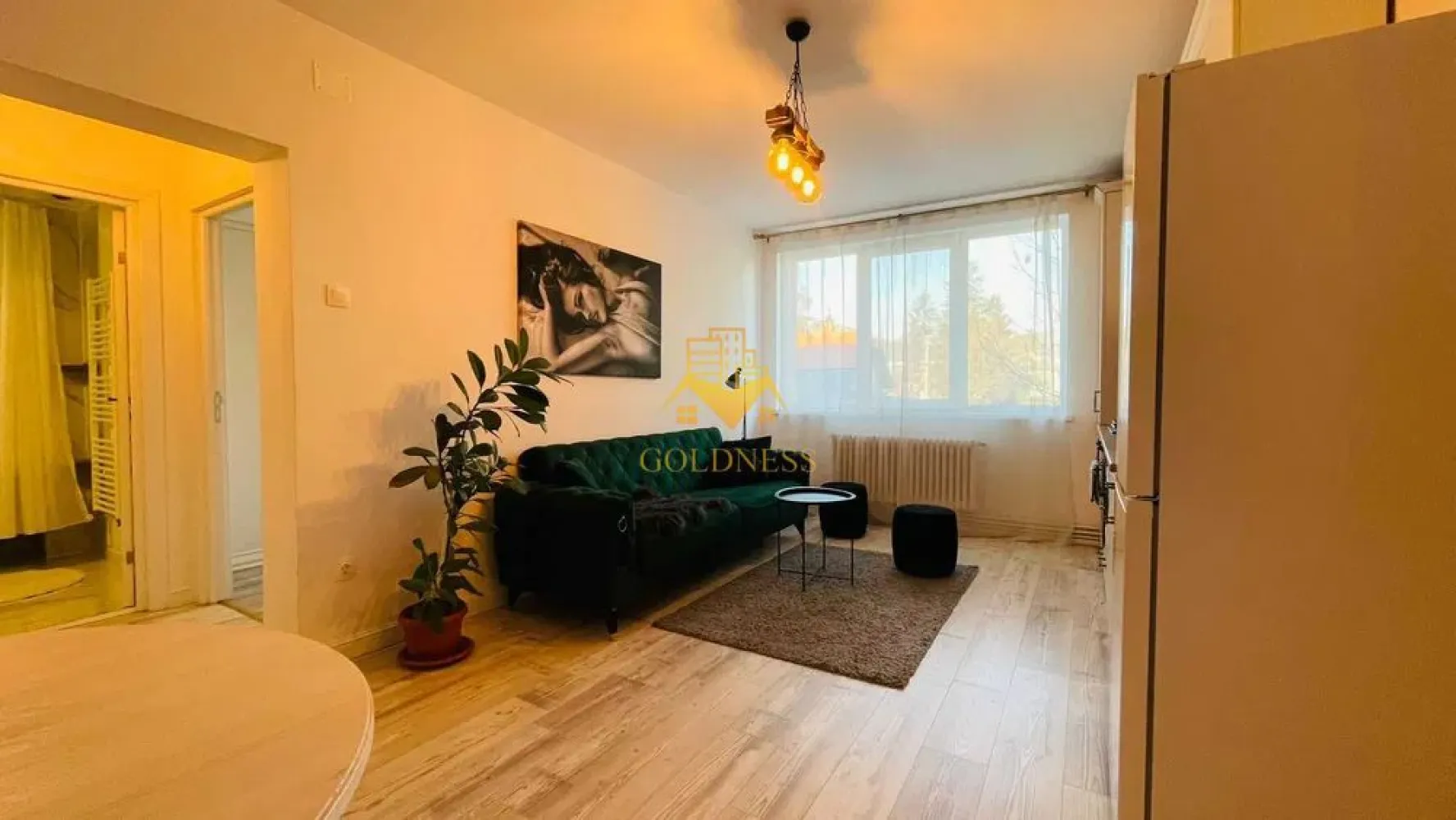 3 camere, Grigorescu, Sala Sporturilor, Iuliu Hatieganu, Parcare - GOLDNESS Imobiliare vă propune spre închiriere un apartament cu 3 camere open space complet mobilat și utilat, la etajul 1 într-un imobil de 4 etaje, în Cartierul Grigorescu.
Dispune de loc de parcare exterior!
Se află în apropierea stațiilor de transport în comun, magazine, restaurante, spații verzi, farmacii, etc. 

Apartamentul este compartimentat astfel:
 - dormitor cu pat matrimonial, dressing, noptiere
 - dormitor cu o canapea extensibila, dulap, birou
 - living cu bucatarie open space complet utilată și mobilată, canapea extensibilă, loc de servit masa 
 - baie cu cada, calorifer port prosop și dulap pentru depozitare.

Imobilul este dotat cu toate cele necesare- centrală proprie, frigider, aragaz, hotă, mașină de spălat haine, etc. 

Dacă sunteți interesați de acest apartament și doriți să îl vizionați, dar și pentru alte oferte nu ezitați să ne contactați telefonic sau prin e-mail. Vă stăm la dispoziție!

Pentru intermediere se percepe un comision de 50% din prețul chiriei!