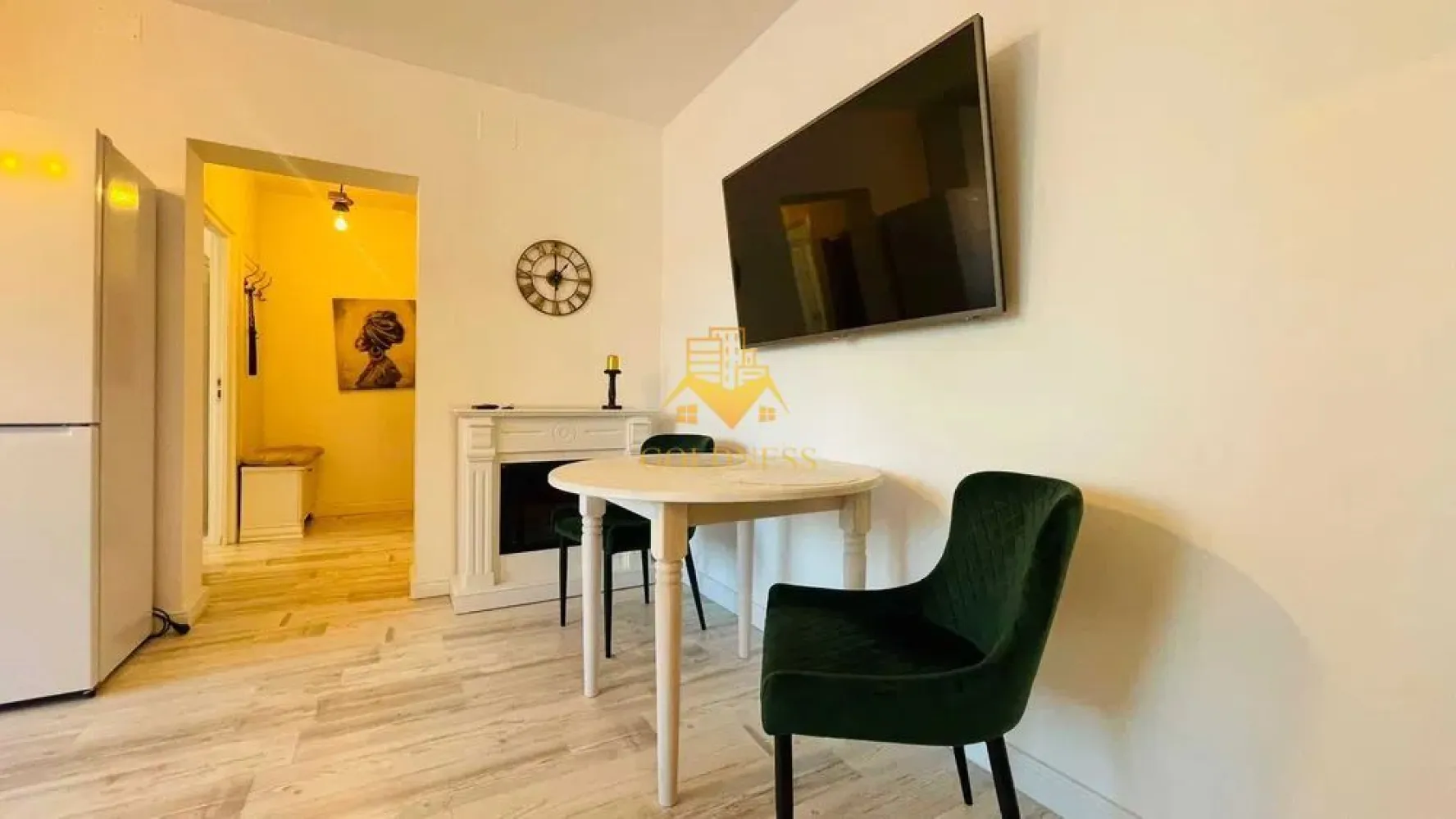 3 camere, Grigorescu, Sala Sporturilor, Iuliu Hatieganu, Parcare - GOLDNESS Imobiliare vă propune spre închiriere un apartament cu 3 camere open space complet mobilat și utilat, la etajul 1 într-un imobil de 4 etaje, în Cartierul Grigorescu.
Dispune de loc de parcare exterior!
Se află în apropierea stațiilor de transport în comun, magazine, restaurante, spații verzi, farmacii, etc. 

Apartamentul este compartimentat astfel:
 - dormitor cu pat matrimonial, dressing, noptiere
 - dormitor cu o canapea extensibila, dulap, birou
 - living cu bucatarie open space complet utilată și mobilată, canapea extensibilă, loc de servit masa 
 - baie cu cada, calorifer port prosop și dulap pentru depozitare.

Imobilul este dotat cu toate cele necesare- centrală proprie, frigider, aragaz, hotă, mașină de spălat haine, etc. 

Dacă sunteți interesați de acest apartament și doriți să îl vizionați, dar și pentru alte oferte nu ezitați să ne contactați telefonic sau prin e-mail. Vă stăm la dispoziție!

Pentru intermediere se percepe un comision de 50% din prețul chiriei!