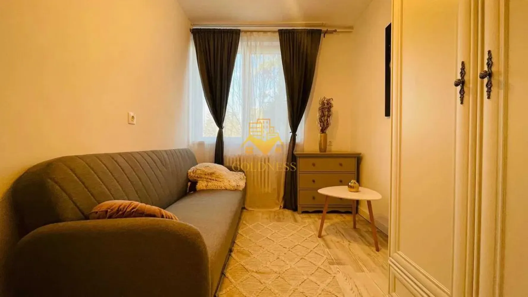 3 camere, Grigorescu, Sala Sporturilor, Iuliu Hatieganu, Parcare - GOLDNESS Imobiliare vă propune spre închiriere un apartament cu 3 camere open space complet mobilat și utilat, la etajul 1 într-un imobil de 4 etaje, în Cartierul Grigorescu.
Dispune de loc de parcare exterior!
Se află în apropierea stațiilor de transport în comun, magazine, restaurante, spații verzi, farmacii, etc. 

Apartamentul este compartimentat astfel:
 - dormitor cu pat matrimonial, dressing, noptiere
 - dormitor cu o canapea extensibila, dulap, birou
 - living cu bucatarie open space complet utilată și mobilată, canapea extensibilă, loc de servit masa 
 - baie cu cada, calorifer port prosop și dulap pentru depozitare.

Imobilul este dotat cu toate cele necesare- centrală proprie, frigider, aragaz, hotă, mașină de spălat haine, etc. 

Dacă sunteți interesați de acest apartament și doriți să îl vizionați, dar și pentru alte oferte nu ezitați să ne contactați telefonic sau prin e-mail. Vă stăm la dispoziție!

Pentru intermediere se percepe un comision de 50% din prețul chiriei!