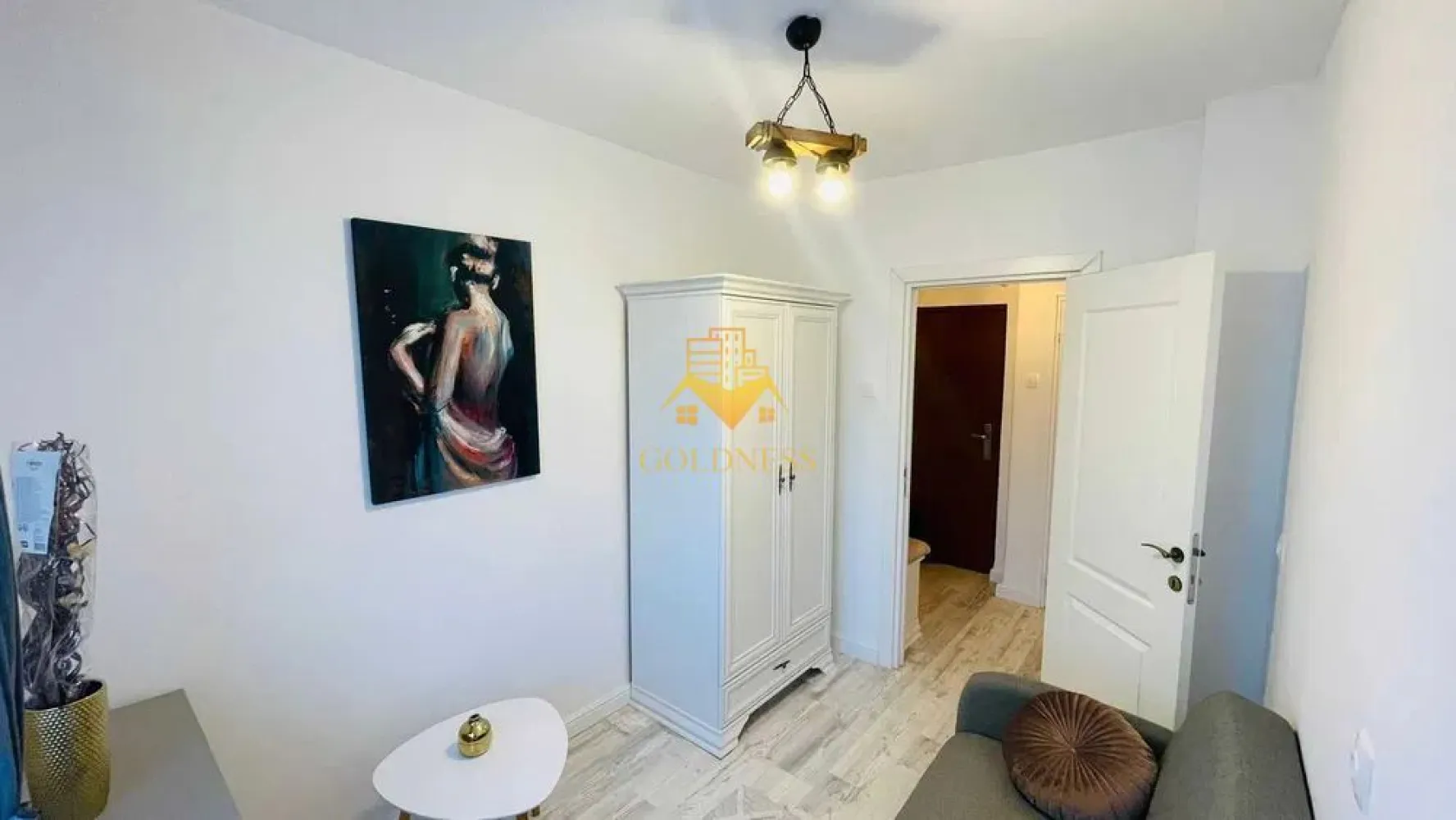 3 camere, Grigorescu, Sala Sporturilor, Iuliu Hatieganu, Parcare - GOLDNESS Imobiliare vă propune spre închiriere un apartament cu 3 camere open space complet mobilat și utilat, la etajul 1 într-un imobil de 4 etaje, în Cartierul Grigorescu.
Dispune de loc de parcare exterior!
Se află în apropierea stațiilor de transport în comun, magazine, restaurante, spații verzi, farmacii, etc. 

Apartamentul este compartimentat astfel:
 - dormitor cu pat matrimonial, dressing, noptiere
 - dormitor cu o canapea extensibila, dulap, birou
 - living cu bucatarie open space complet utilată și mobilată, canapea extensibilă, loc de servit masa 
 - baie cu cada, calorifer port prosop și dulap pentru depozitare.

Imobilul este dotat cu toate cele necesare- centrală proprie, frigider, aragaz, hotă, mașină de spălat haine, etc. 

Dacă sunteți interesați de acest apartament și doriți să îl vizionați, dar și pentru alte oferte nu ezitați să ne contactați telefonic sau prin e-mail. Vă stăm la dispoziție!

Pentru intermediere se percepe un comision de 50% din prețul chiriei!