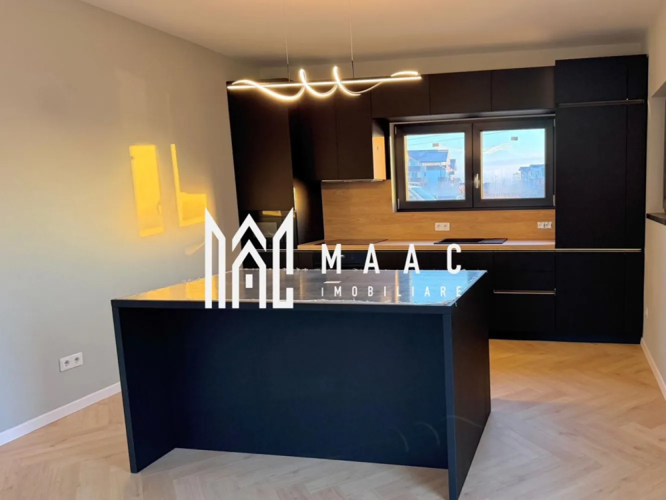Apartament 4 camere I Curte 200 mp I 4 băi I Predare la cheie I Comision ZERO - MAAC Imobiliare vă propune spre vânzare un apartament exclusivist cu 4 camere, situat la parterul unui imobil boutique cu doar 4 unități locative, amplasat în Cartierul Arhitecților – una dintre cele mai dinamice și apreciate zone rezidențiale din proximitatea Sibiului.

Proprietatea se remarcă prin spațiul generos, compartimentarea modernă și curtea privată de aproximativ 200 mp, ideală pentru relaxare, amenajarea unei grădini sau pentru petrecerea timpului liber în aer liber. Apartamentul beneficiază și de o terasă acoperită de 18,5 mp.

Comision 0 pentru cumpărător.

Detalii apartament
Suprafață utilă: 114,40 mp
Curte proprie: aproximativ 200 mp
Terasă acoperită: 18,5 mp
4 camere: living + 3 dormitoare
4 băi în total
Fiecare dormitor dispune de baie proprie
Living spațios cu bucătărie open-space
Intrare separată pentru un plus de intimitate
2 locuri de parcare incluse
Apartamentul se predă la cheie, cu finisaje premium și materiale de calitate superioară.
Predare imediata

Dotări și facilități ale imobilului
Incălzire în pardoseală
Centrală termică în condensare Bosch
Geamuri termopan cu 3 garnituri pentru izolare termică și fonică superioară
Izolație exterioară cu vată bazaltică de 10 cm
Sistem de supraveghere video 24/7
Balustrade din sticlă securizată
Balcoane și terase hidroizolate
Iluminat exterior ambiental

Apartamentul este situat într-o zonă rezidențială liniștită, aflată în plină dezvoltare, cu acces rapid către Sibiu. Cartierul Arhitecților este preferat de familii datorită comunității moderne, infrastructurii în dezvoltare și proximității față de oraș.

Această proprietate reprezintă o alegere ideală pentru familiile care își doresc un apartament spațios, modern, cu curte proprie și standarde ridicate de construcție.

Pentru mai multe informații sau pentru programarea unei vizionări, vă rugăm să ne contactați și să menționați ID-ul proprietății: CP2526809.