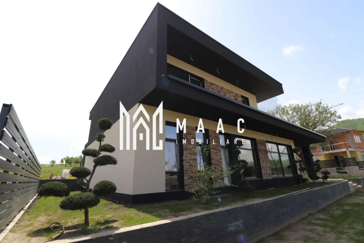 Casa de lux | Teren 1190 mp | Piscina interioara - MAAC Imobiliare vă propune spre vânzare o casă individuală exclusivistă situată într-o zonă liniștită din Cisnădie, ideală pentru cei care își doresc confort, intimitate și o panoramă spectaculoasă asupra împrejurimilor. Proprietatea se remarcă prin arhitectura modernă, spațiile generoase și compartimentarea eficientă, fiind alegerea potrivită pentru o familie care caută o locuință premium în apropierea Sibiului.

Casa are o suprafață utilă de 172 mp și este compartimentată inteligent pentru a oferi funcționalitate și confort în fiecare încăpere.

Parter – living luminos cu bucătărie open-space, baie și piscină interioară, perfectă pentru relaxare în orice sezon
Etaj – 4 dormitoare spațioase, 2 băi moderne și o terasă cu o priveliște deosebită

Imobilul este amplasat pe un teren generos de 1190 mp, oferind multiple posibilități de amenajare exterioară, spațiu verde și un plus de intimitate. Zona în care se află proprietatea este apreciată pentru liniște, aer curat și acces facil către Sibiu și punctele de interes din Cisnădie.

Casa se va preda complet finisată, LA CHEIE, cu atenție la detalii și materiale de calitate, fiind pregătită pentru mutare imediată după finalizare.

Pentru mai multe informații și programarea unei vizionări, vă rugăm să precizați telefonic că ați văzut anunțul cu CP3118018.