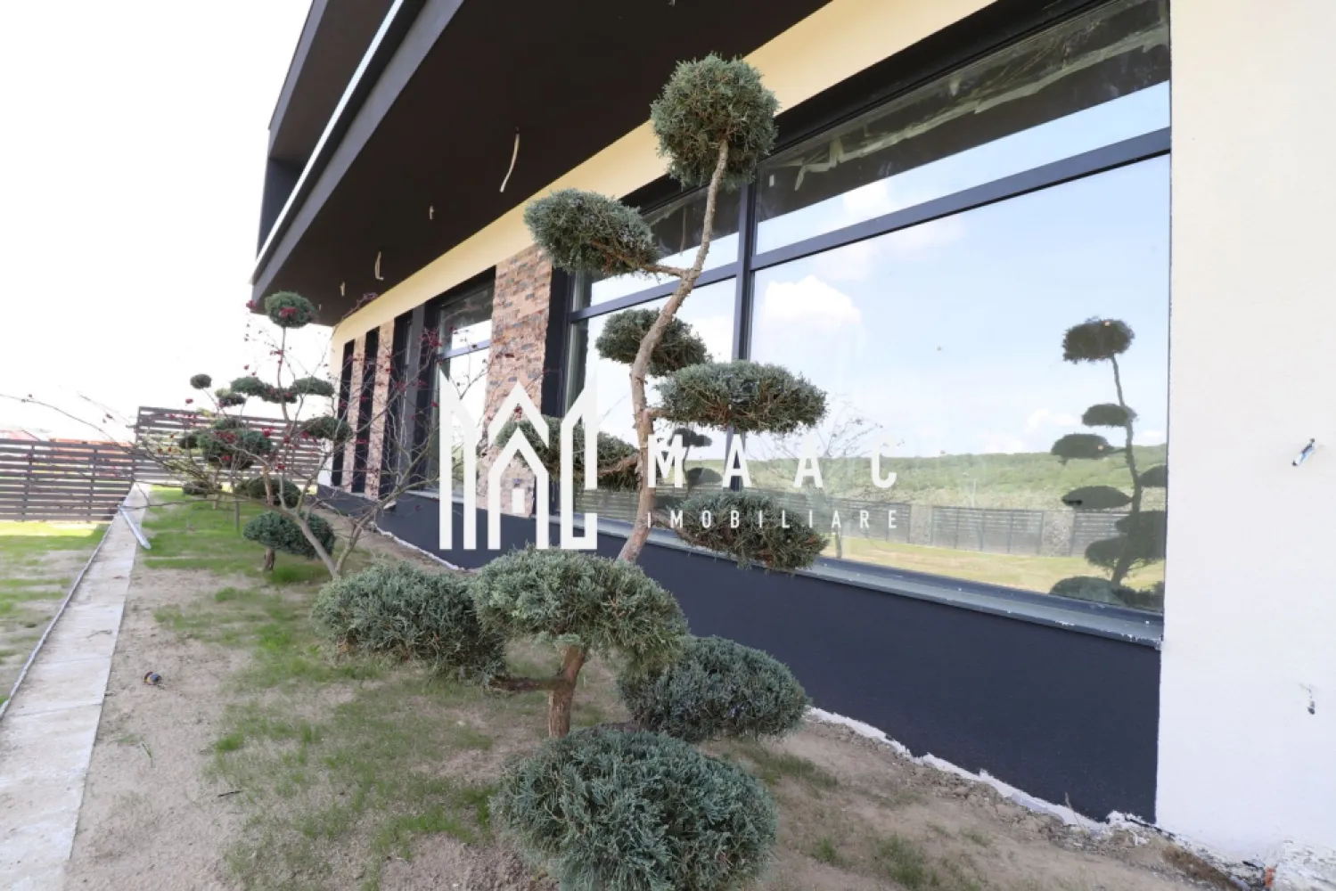Casa de lux | Teren 1190 mp | Piscina interioara - MAAC Imobiliare vă propune spre vânzare o casă individuală exclusivistă situată într-o zonă liniștită din Cisnădie, ideală pentru cei care își doresc confort, intimitate și o panoramă spectaculoasă asupra împrejurimilor. Proprietatea se remarcă prin arhitectura modernă, spațiile generoase și compartimentarea eficientă, fiind alegerea potrivită pentru o familie care caută o locuință premium în apropierea Sibiului.

Casa are o suprafață utilă de 172 mp și este compartimentată inteligent pentru a oferi funcționalitate și confort în fiecare încăpere.

Parter – living luminos cu bucătărie open-space, baie și piscină interioară, perfectă pentru relaxare în orice sezon
Etaj – 4 dormitoare spațioase, 2 băi moderne și o terasă cu o priveliște deosebită

Imobilul este amplasat pe un teren generos de 1190 mp, oferind multiple posibilități de amenajare exterioară, spațiu verde și un plus de intimitate. Zona în care se află proprietatea este apreciată pentru liniște, aer curat și acces facil către Sibiu și punctele de interes din Cisnădie.

Casa se va preda complet finisată, LA CHEIE, cu atenție la detalii și materiale de calitate, fiind pregătită pentru mutare imediată după finalizare.

Pentru mai multe informații și programarea unei vizionări, vă rugăm să precizați telefonic că ați văzut anunțul cu CP3118018.