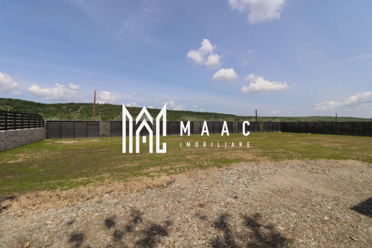 Casa de lux | Teren 1190 mp | Piscina interioara - MAAC Imobiliare vă propune spre vânzare o casă individuală exclusivistă situată într-o zonă liniștită din Cisnădie, ideală pentru cei care își doresc confort, intimitate și o panoramă spectaculoasă asupra împrejurimilor. Proprietatea se remarcă prin arhitectura modernă, spațiile generoase și compartimentarea eficientă, fiind alegerea potrivită pentru o familie care caută o locuință premium în apropierea Sibiului.

Casa are o suprafață utilă de 172 mp și este compartimentată inteligent pentru a oferi funcționalitate și confort în fiecare încăpere.

Parter – living luminos cu bucătărie open-space, baie și piscină interioară, perfectă pentru relaxare în orice sezon
Etaj – 4 dormitoare spațioase, 2 băi moderne și o terasă cu o priveliște deosebită

Imobilul este amplasat pe un teren generos de 1190 mp, oferind multiple posibilități de amenajare exterioară, spațiu verde și un plus de intimitate. Zona în care se află proprietatea este apreciată pentru liniște, aer curat și acces facil către Sibiu și punctele de interes din Cisnădie.

Casa se va preda complet finisată, LA CHEIE, cu atenție la detalii și materiale de calitate, fiind pregătită pentru mutare imediată după finalizare.

Pentru mai multe informații și programarea unei vizionări, vă rugăm să precizați telefonic că ați văzut anunțul cu CP3118018.