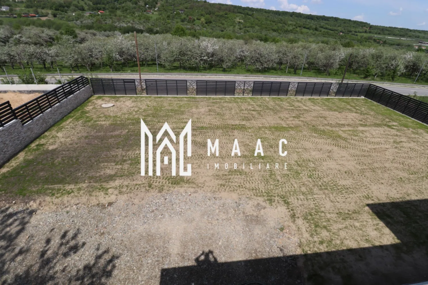 Casa de lux | Teren 1190 mp | Piscina interioara - MAAC Imobiliare vă propune spre vânzare o casă individuală exclusivistă situată într-o zonă liniștită din Cisnădie, ideală pentru cei care își doresc confort, intimitate și o panoramă spectaculoasă asupra împrejurimilor. Proprietatea se remarcă prin arhitectura modernă, spațiile generoase și compartimentarea eficientă, fiind alegerea potrivită pentru o familie care caută o locuință premium în apropierea Sibiului.

Casa are o suprafață utilă de 172 mp și este compartimentată inteligent pentru a oferi funcționalitate și confort în fiecare încăpere.

Parter – living luminos cu bucătărie open-space, baie și piscină interioară, perfectă pentru relaxare în orice sezon
Etaj – 4 dormitoare spațioase, 2 băi moderne și o terasă cu o priveliște deosebită

Imobilul este amplasat pe un teren generos de 1190 mp, oferind multiple posibilități de amenajare exterioară, spațiu verde și un plus de intimitate. Zona în care se află proprietatea este apreciată pentru liniște, aer curat și acces facil către Sibiu și punctele de interes din Cisnădie.

Casa se va preda complet finisată, LA CHEIE, cu atenție la detalii și materiale de calitate, fiind pregătită pentru mutare imediată după finalizare.

Pentru mai multe informații și programarea unei vizionări, vă rugăm să precizați telefonic că ați văzut anunțul cu CP3118018.