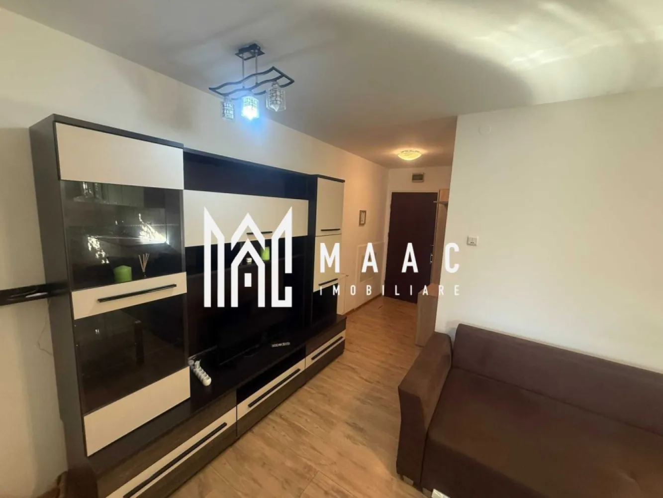 Apartament 2 camere | Etaj 1 | Balcon | 50 MPU | Hipodrom 3 - MAAC Imobiliare vă propune spre închiriere un apartament semidecomandat cu 2 camere, situat la etajul 1, în cartierul Hipodrom 3

Locuința oferă un ambient luminos și plăcut, fiind potrivită pentru un cuplu sau o persoană singură.

Detalii apartament
Suprafață utilă: 50 mp
Etaj: 1
Compartimentare semidecomandată
Balcon
Compartimentare
living luminos
dormitor
bucătărie
baie
balcon
Dotări și finisaje
Pardoseli din lemn în living și dormitor
Pereți albi, ce oferă luminozitate și senzație de spațiu
Baie dotată cu:
cadă
chiuvetă
toaletă
Finisaje ceramice în baie
Uși din lemn masiv
Avantaje
Etaj intermediar
Balcon – ideal pentru relaxare
Spațiu bine compartimentat
Ambient confortabil și luminos
Potrivit pentru locuire pe termen lung
Avantaje locație
Hipodrom 3 
Aproape de:
supermarketuri și magazine
mijloace de transport
farmacii
restaurante
școli și grădinițe
zone comerciale
Acces rapid către centru și alte zone importante ale orașului

Pentru mai multe informații sau pentru a programa o vizionare, nu ezitați să ne contactați, specificand ID: CP3118076