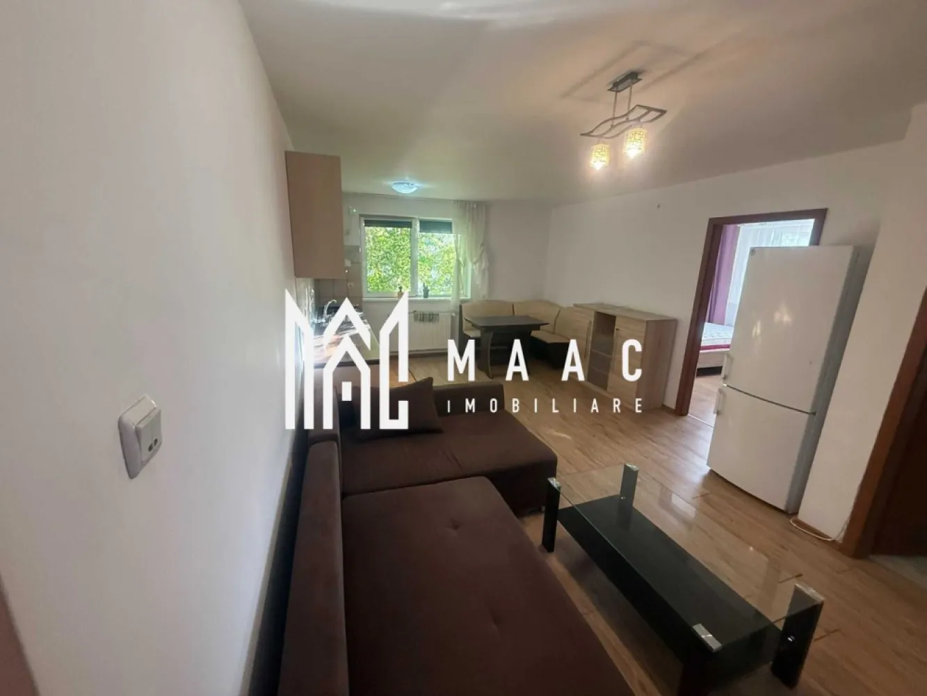 Apartament 2 camere | Etaj 1 | Balcon | 50 MPU | Hipodrom 3 - MAAC Imobiliare vă propune spre închiriere un apartament semidecomandat cu 2 camere, situat la etajul 1, în cartierul Hipodrom 3

Locuința oferă un ambient luminos și plăcut, fiind potrivită pentru un cuplu sau o persoană singură.

Detalii apartament
Suprafață utilă: 50 mp
Etaj: 1
Compartimentare semidecomandată
Balcon
Compartimentare
living luminos
dormitor
bucătărie
baie
balcon
Dotări și finisaje
Pardoseli din lemn în living și dormitor
Pereți albi, ce oferă luminozitate și senzație de spațiu
Baie dotată cu:
cadă
chiuvetă
toaletă
Finisaje ceramice în baie
Uși din lemn masiv
Avantaje
Etaj intermediar
Balcon – ideal pentru relaxare
Spațiu bine compartimentat
Ambient confortabil și luminos
Potrivit pentru locuire pe termen lung
Avantaje locație
Hipodrom 3 
Aproape de:
supermarketuri și magazine
mijloace de transport
farmacii
restaurante
școli și grădinițe
zone comerciale
Acces rapid către centru și alte zone importante ale orașului

Pentru mai multe informații sau pentru a programa o vizionare, nu ezitați să ne contactați, specificand ID: CP3118076