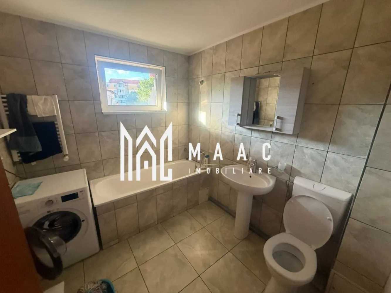 Apartament 2 camere | Etaj 1 | Balcon | 50 MPU | Hipodrom 3 - MAAC Imobiliare vă propune spre închiriere un apartament semidecomandat cu 2 camere, situat la etajul 1, în cartierul Hipodrom 3

Locuința oferă un ambient luminos și plăcut, fiind potrivită pentru un cuplu sau o persoană singură.

Detalii apartament
Suprafață utilă: 50 mp
Etaj: 1
Compartimentare semidecomandată
Balcon
Compartimentare
living luminos
dormitor
bucătărie
baie
balcon
Dotări și finisaje
Pardoseli din lemn în living și dormitor
Pereți albi, ce oferă luminozitate și senzație de spațiu
Baie dotată cu:
cadă
chiuvetă
toaletă
Finisaje ceramice în baie
Uși din lemn masiv
Avantaje
Etaj intermediar
Balcon – ideal pentru relaxare
Spațiu bine compartimentat
Ambient confortabil și luminos
Potrivit pentru locuire pe termen lung
Avantaje locație
Hipodrom 3 
Aproape de:
supermarketuri și magazine
mijloace de transport
farmacii
restaurante
școli și grădinițe
zone comerciale
Acces rapid către centru și alte zone importante ale orașului

Pentru mai multe informații sau pentru a programa o vizionare, nu ezitați să ne contactați, specificand ID: CP3118076