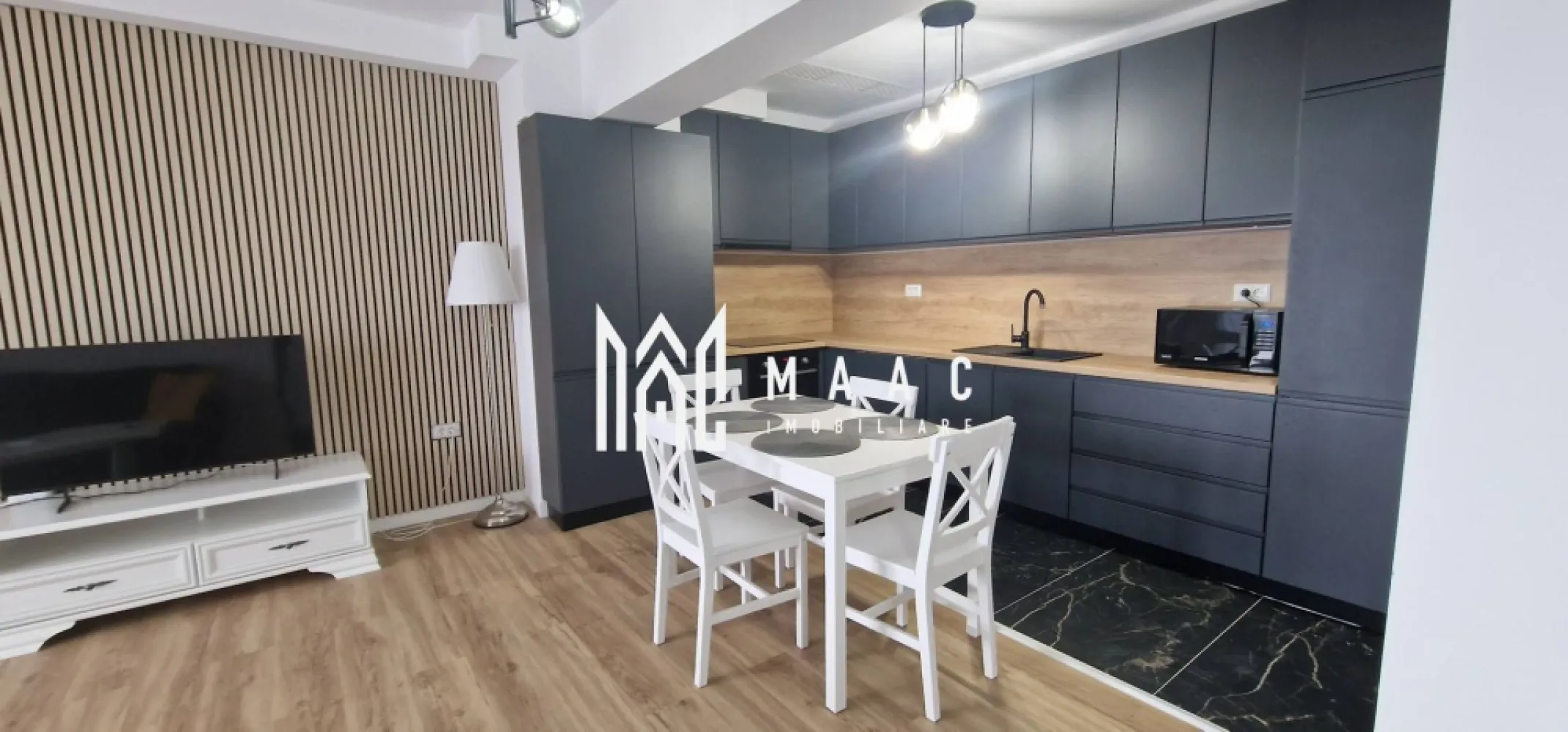 Apartament 2 camere | Etaj 1 | Parcare | Balcon | Doamna Stanca - MAAC Imobiliare vă propune spre închiriere un apartament modern cu 2 camere, situat pe Doamna Stanca, într-o zonă accesibilă și în continuă dezvoltare din Sibiu.

Locuința este situată la etajul 1 și oferă un spațiu bine compartimentat, ideal pentru un cuplu sau pentru persoane care își doresc confort și acces rapid către principalele puncte de interes ale orașului.

Detalii apartament
Suprafață utilă: 57 mp
Etaj: 1
Terasă: 12 mp
2 locuri de parcare incluse
Compartimentare:
hol
living cu bucătărie open-space
dormitor
dressing
baie
Dotări și beneficii
Complet mobilat și utilat
Dressing separat
Terasă generoasă
Spațiu luminos și eficient compartimentat
2 locuri de parcare aferente apartamentului
Zonă liniștită și acces facil
Avantaje locație
Zona Doamna Stanca – Sibiu
Aproape de:
Shopping City Sibiu
supermarketuri și magazine
farmacii
stații de autobuz
zone comerciale
Acces rapid către centrul orașului și zona industrială Vest
Condiții închiriere
Chirie: 500 euro/lună + utilități

Pentru mai multe informații sau pentru a programa o vizionare, nu ezitați să ne contactați, specificand ID: CP3117743